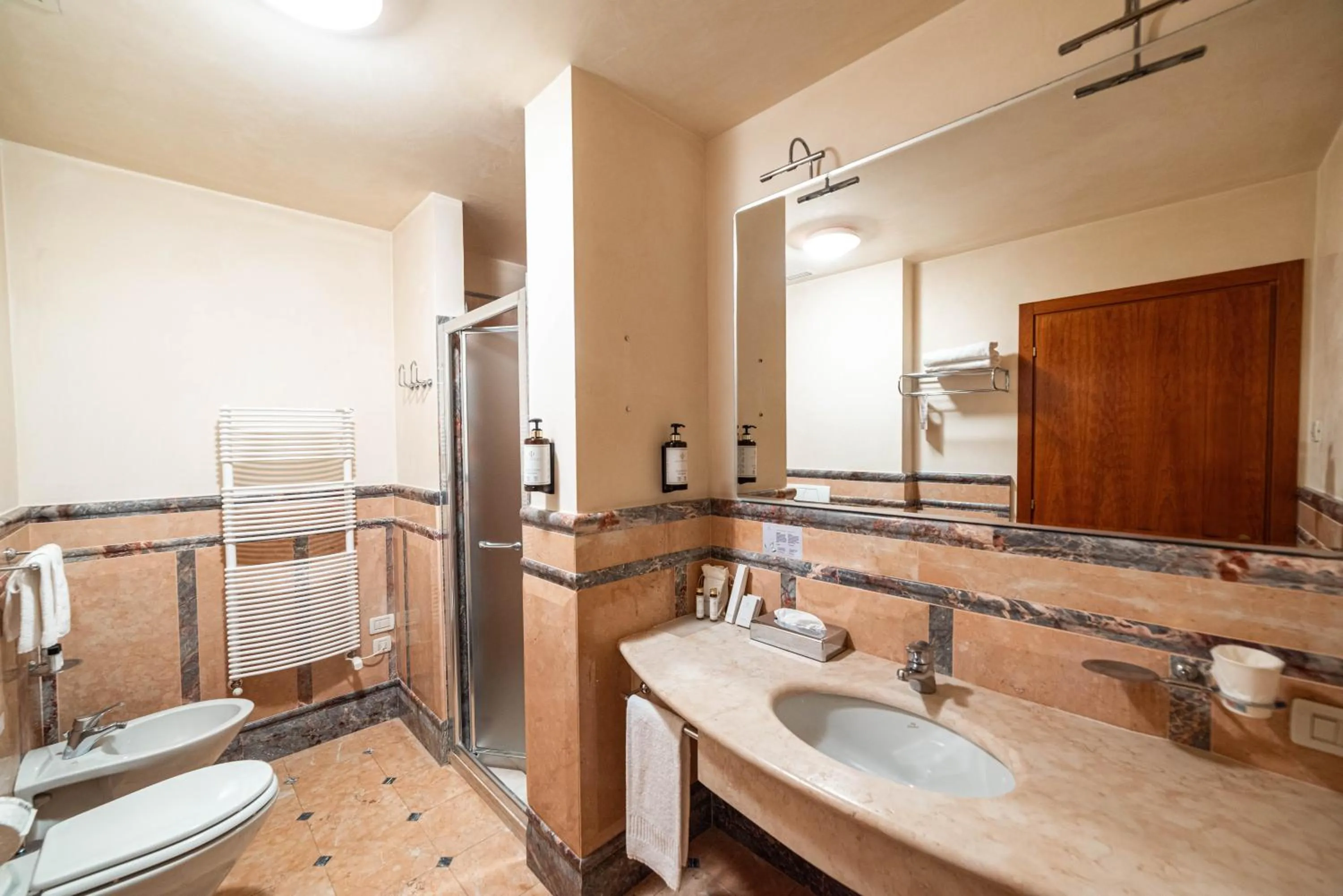 Shower in Phi Hotel Astoria