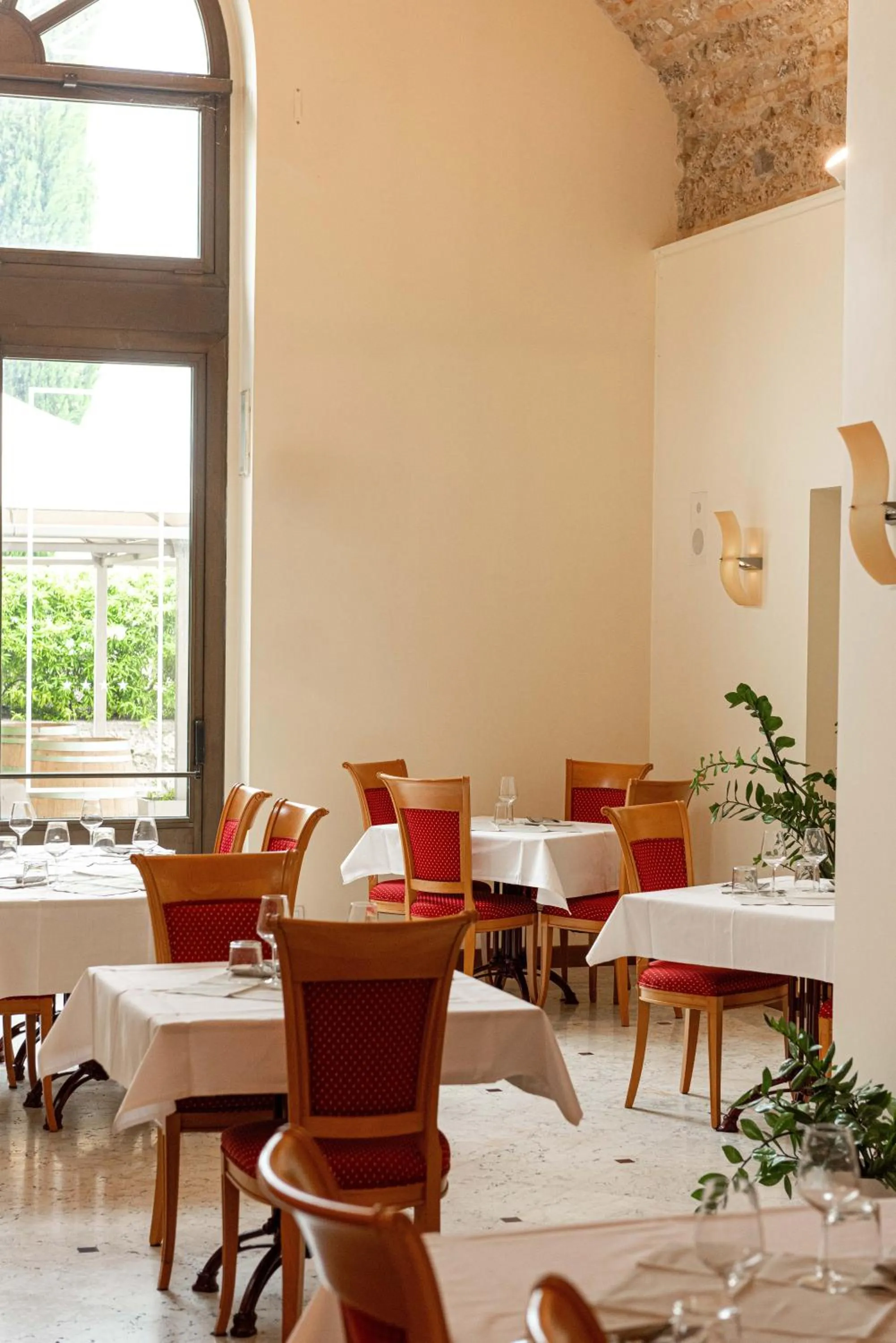 Restaurant/places to eat in Phi Hotel Astoria