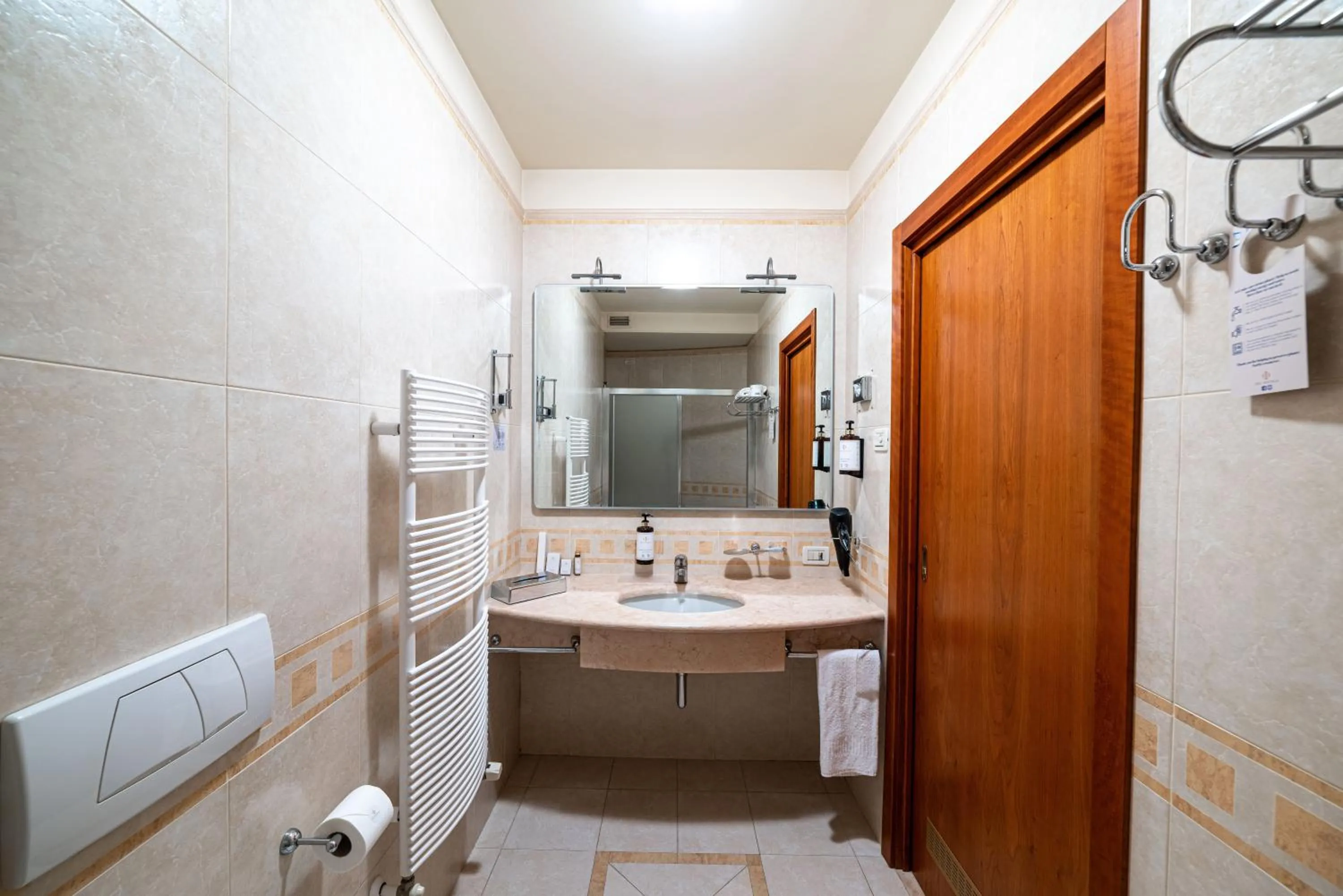 Shower in Phi Hotel Astoria