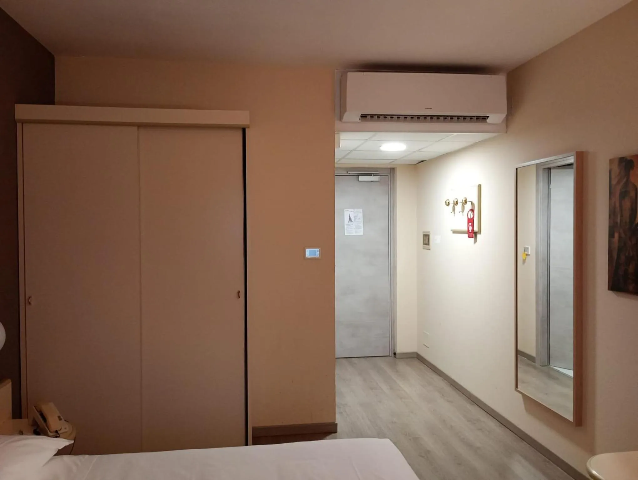 wardrobe, Bed in Hotel Des Alpes