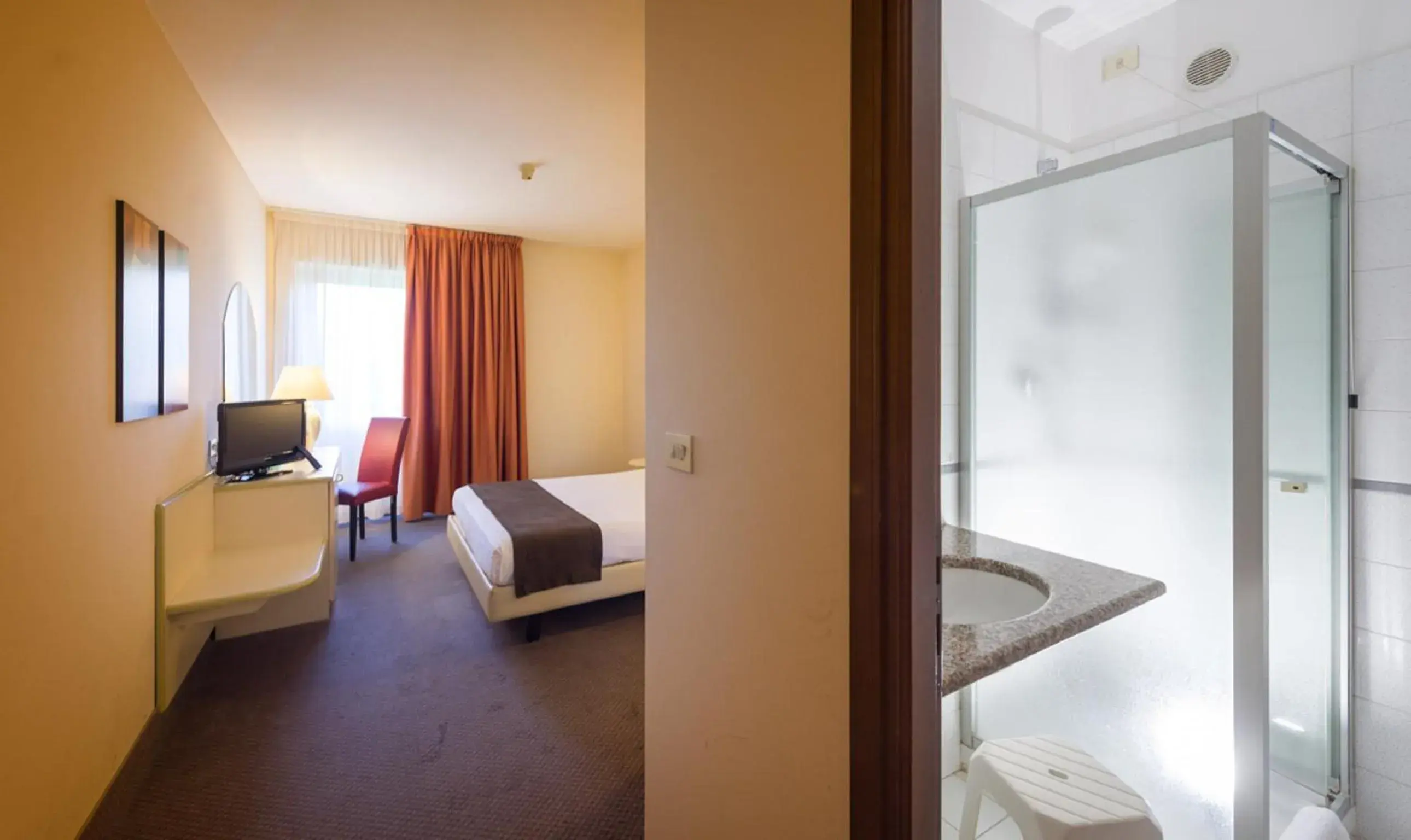 Bathroom, Bed in Hotel Des Alpes Bathroom, Bed in Hotel Des Alpes