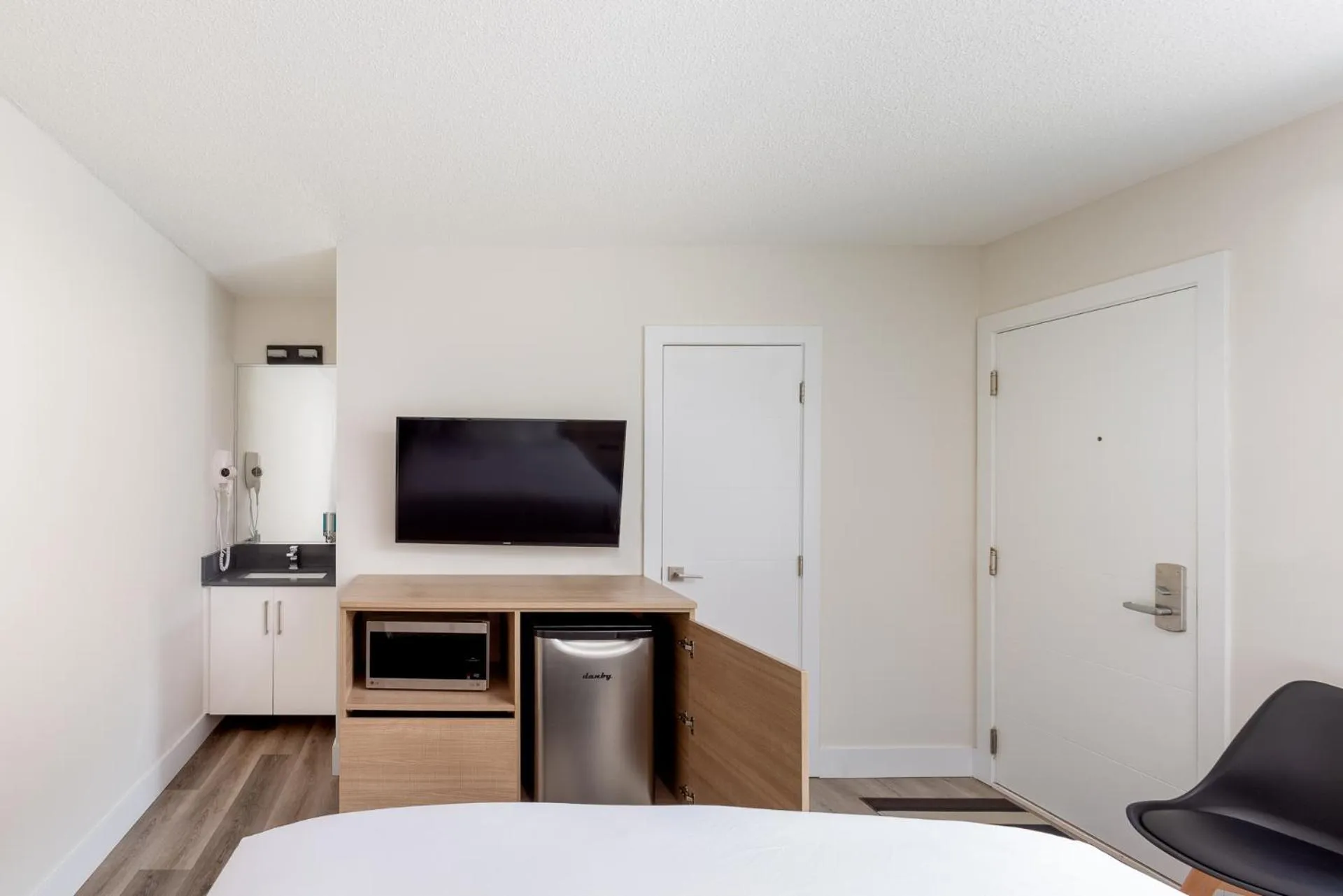 TV and multimedia, Bed in Harrison Grand Motel