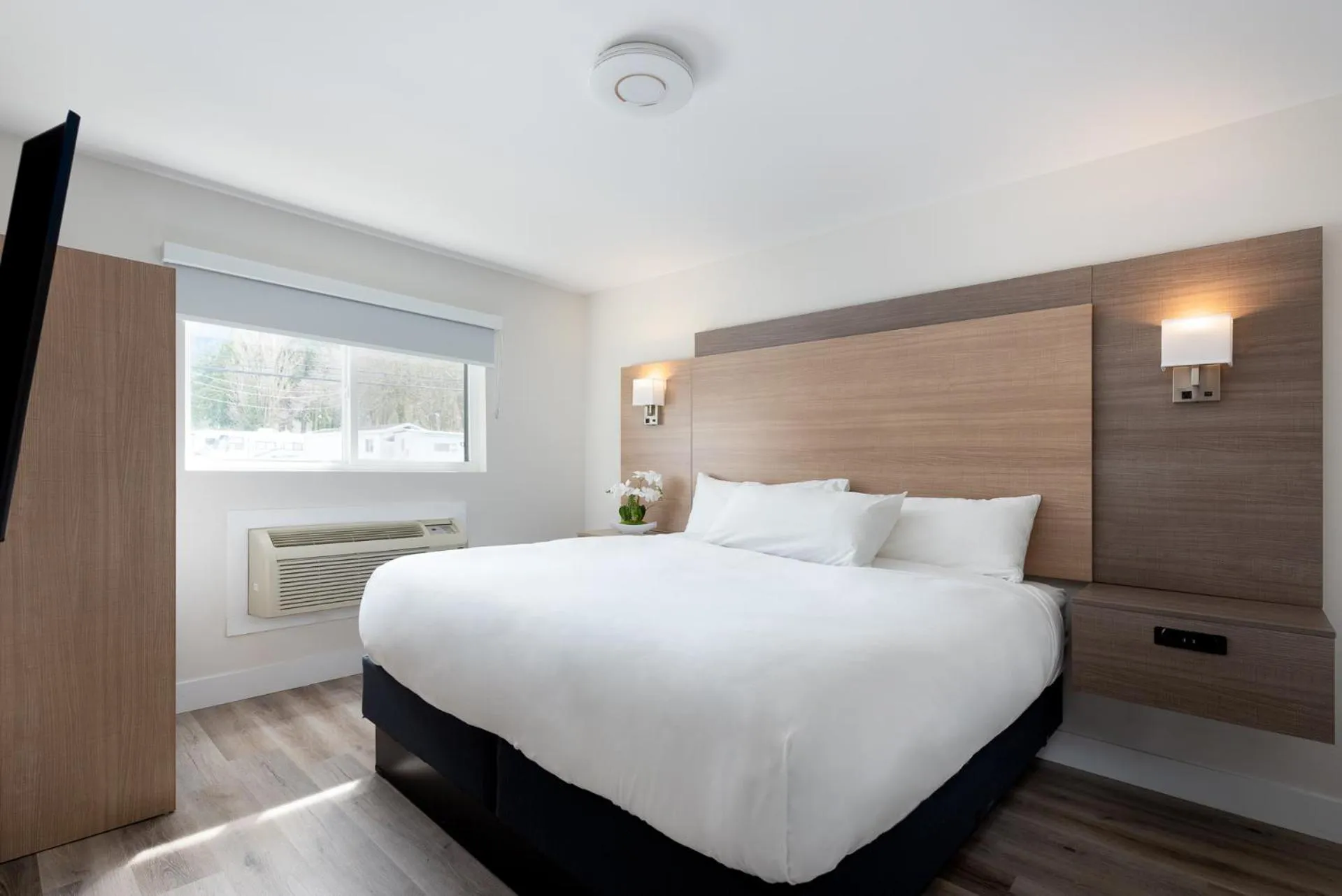 Bed in Harrison Grand Motel