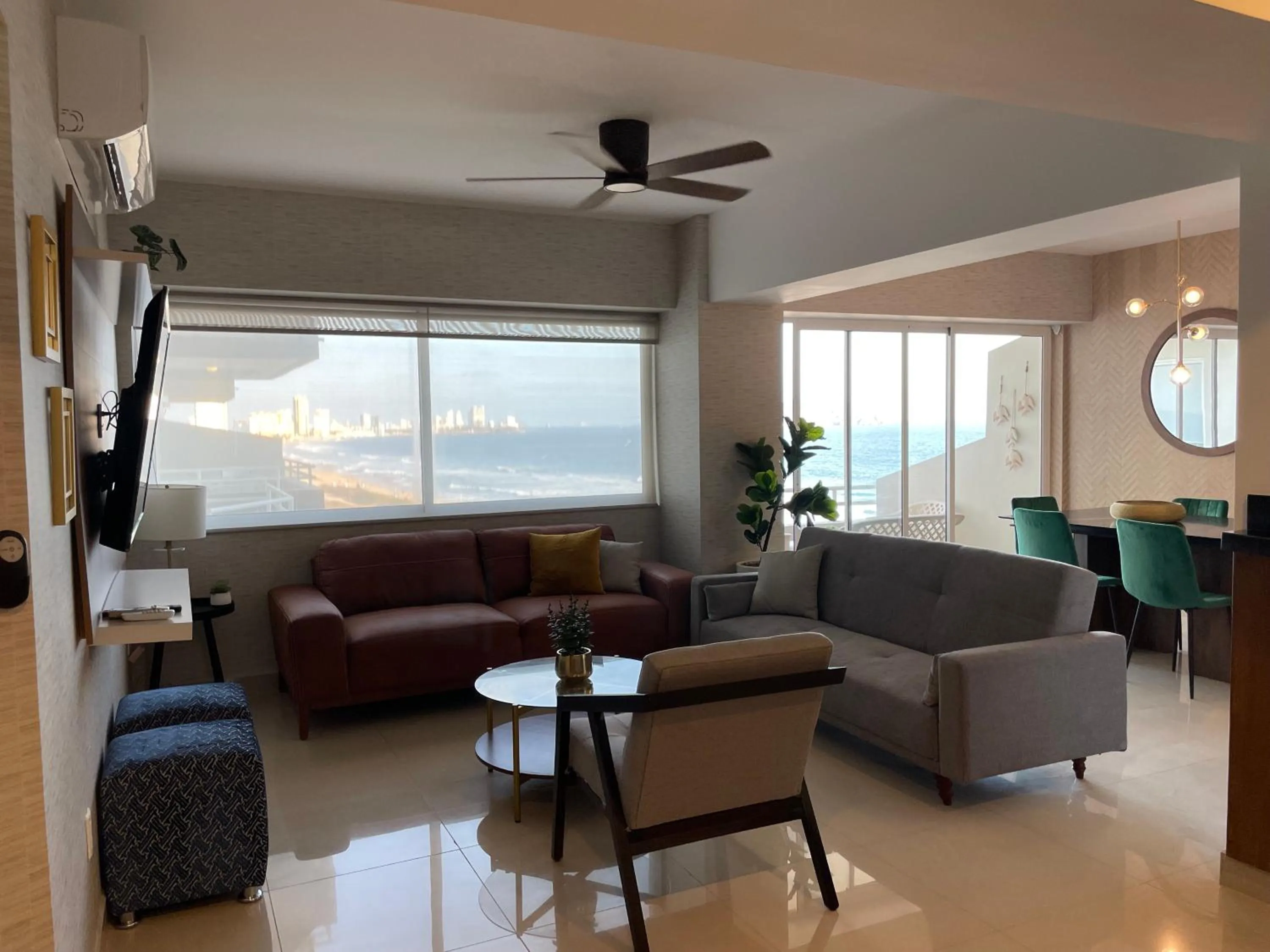 TV and multimedia in Quintas Del Mar II condominio con vista al mar