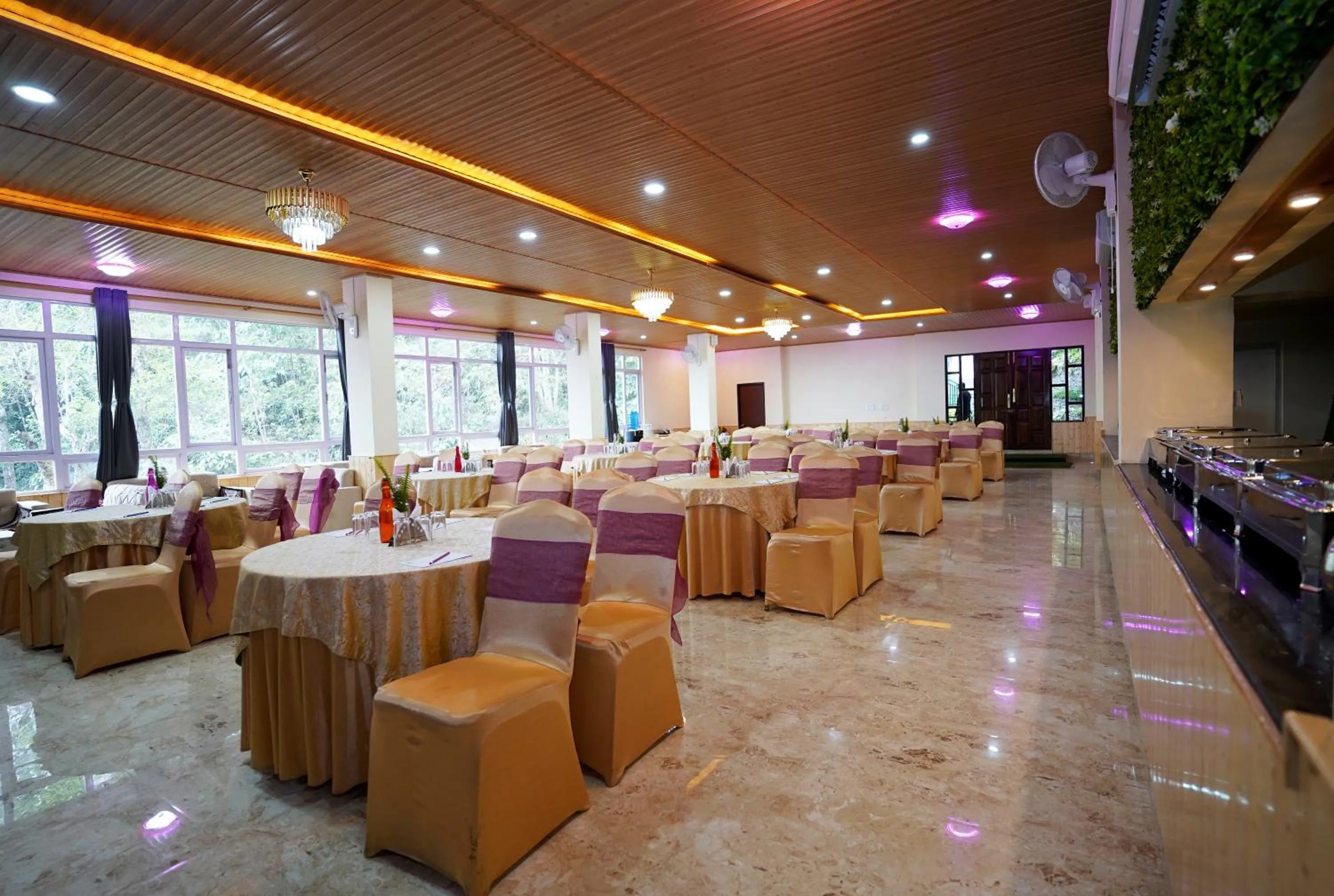 Restaurant/places to eat in Treenz Hotel