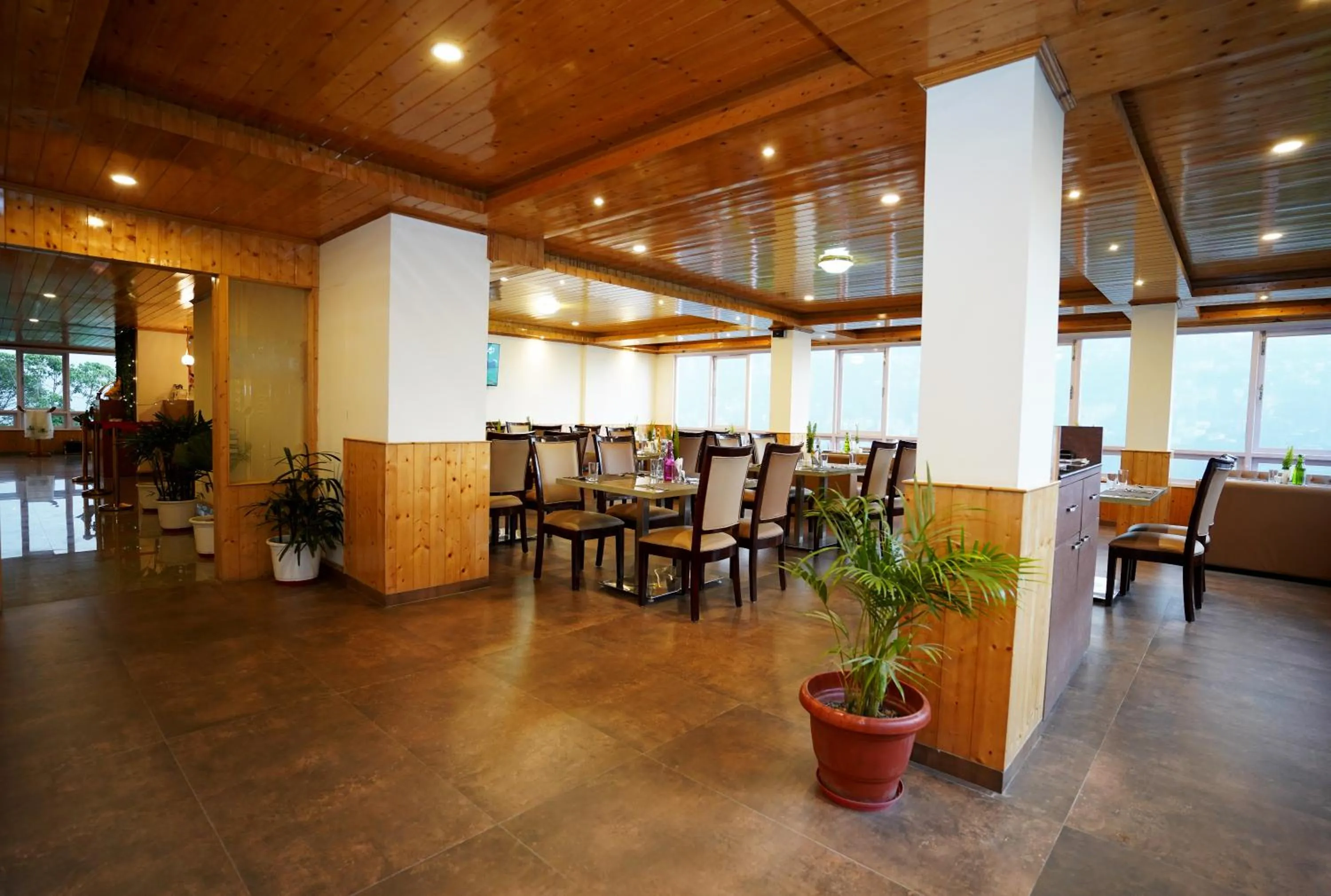 Restaurant/places to eat in Treenz Hotel