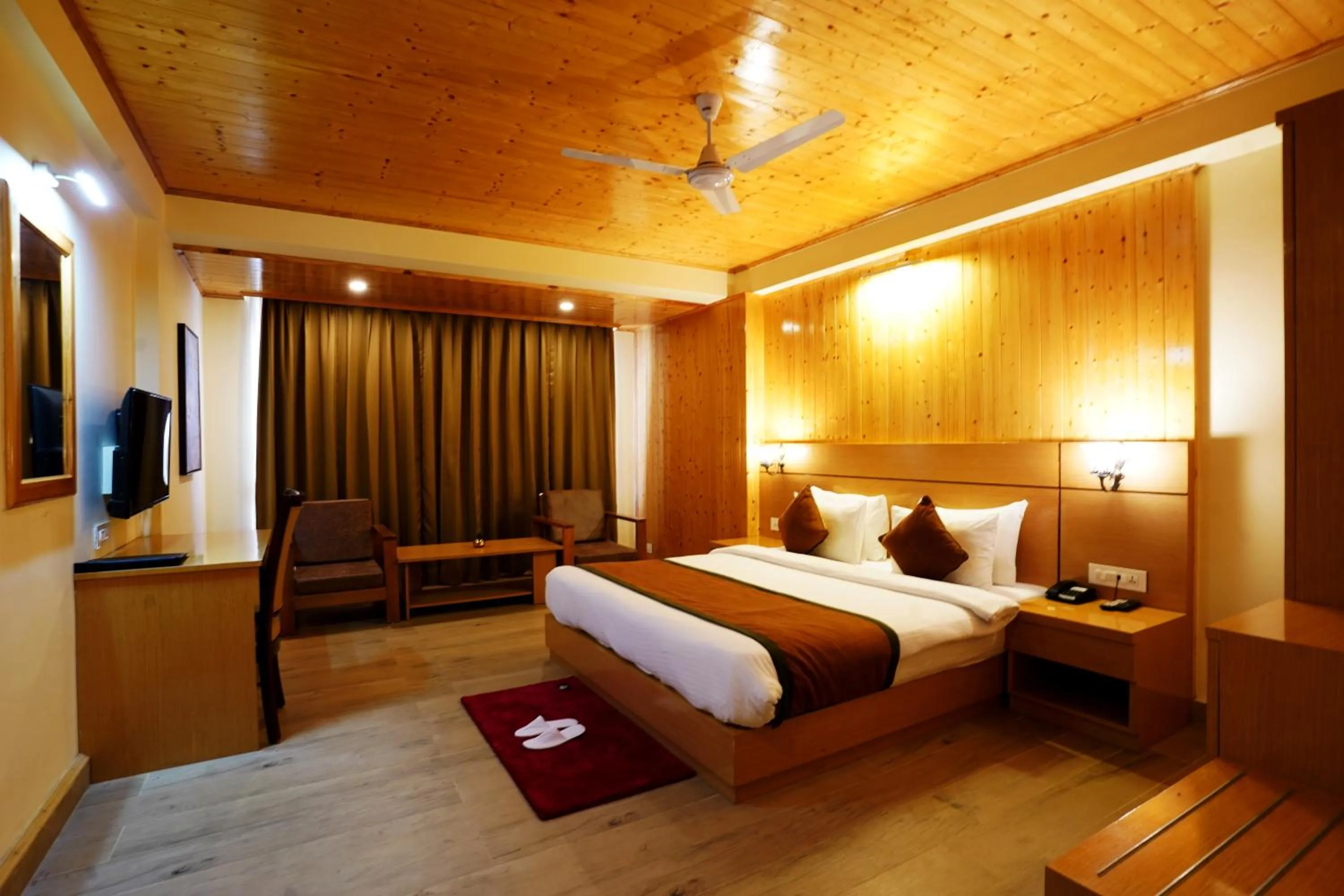 TV and multimedia, Bed in Treenz Hotel