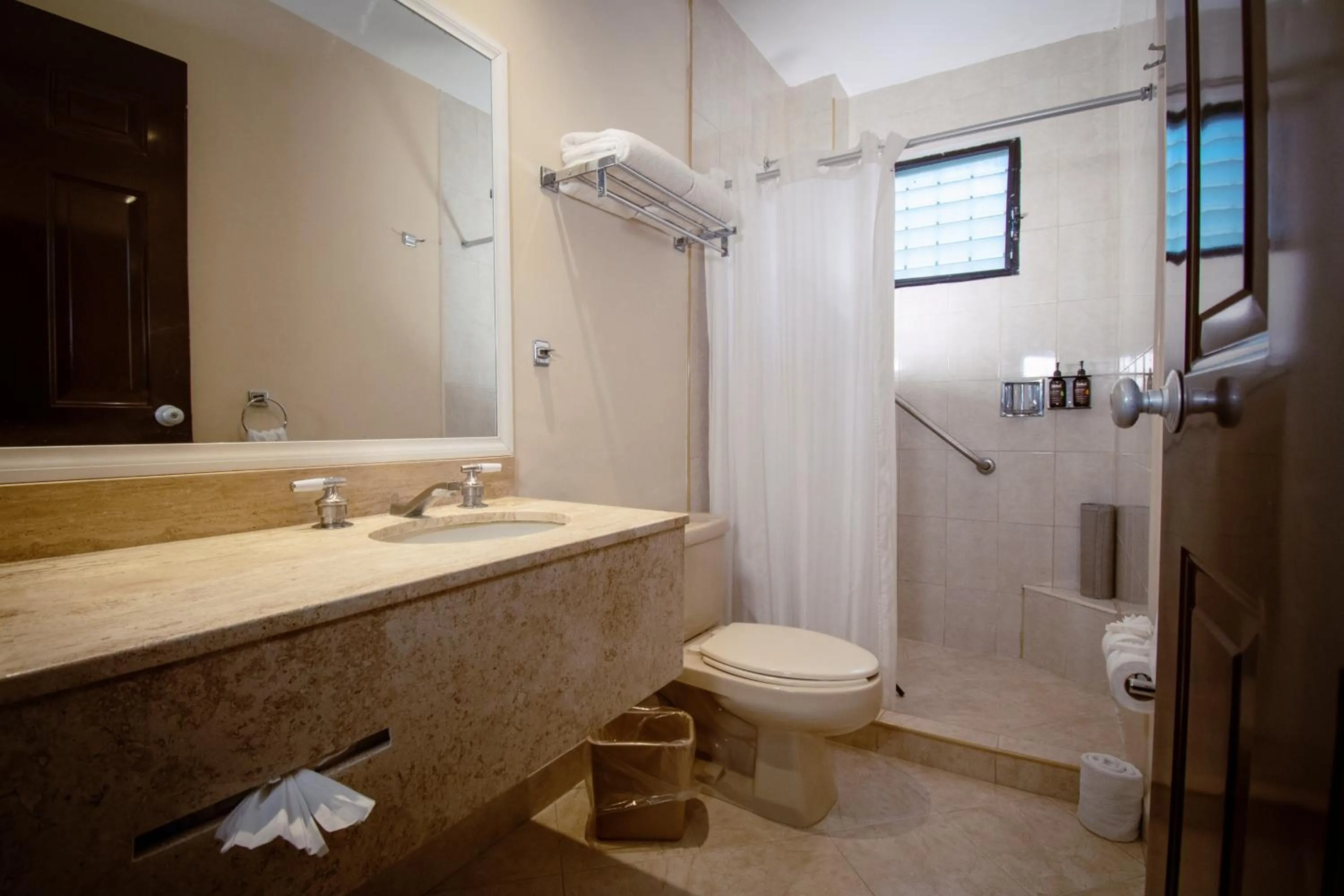 Shower in Eco City Hoteles