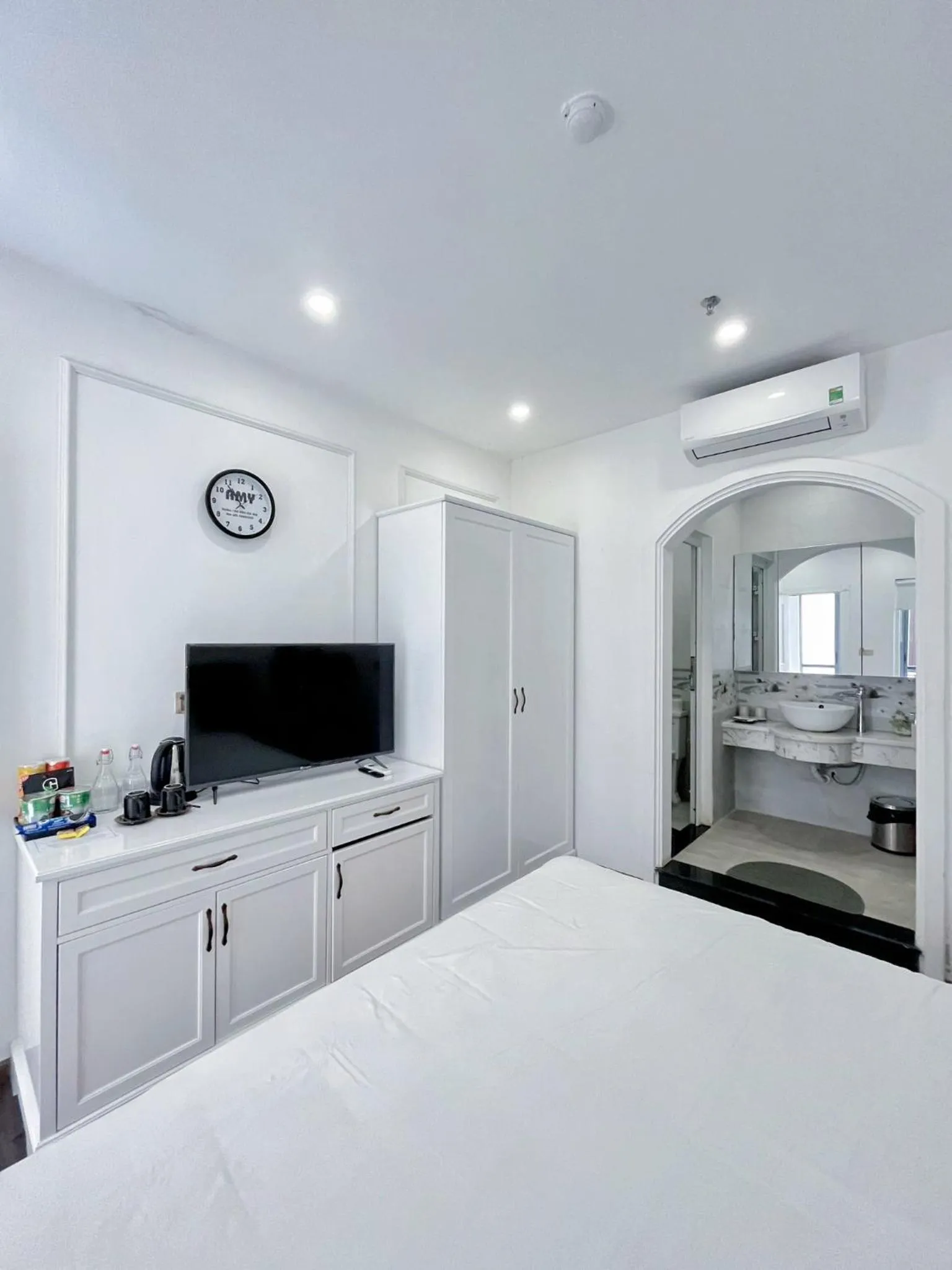 TV and multimedia, Bed in Amy Hotel And Apartment Hue