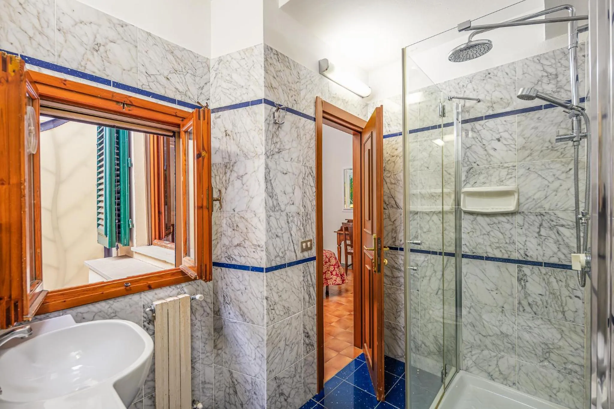 Shower in Hotel City