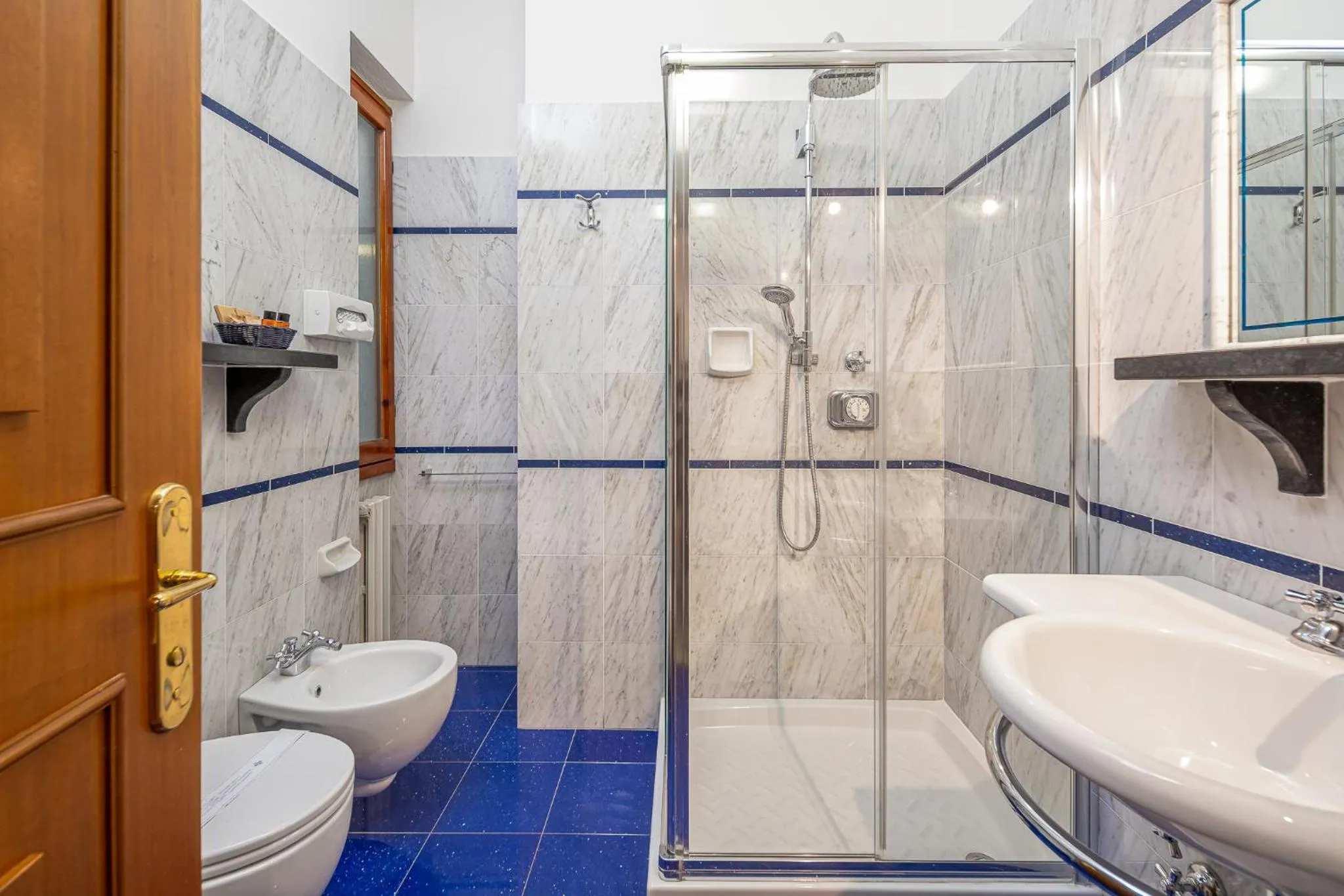 Shower in Hotel City