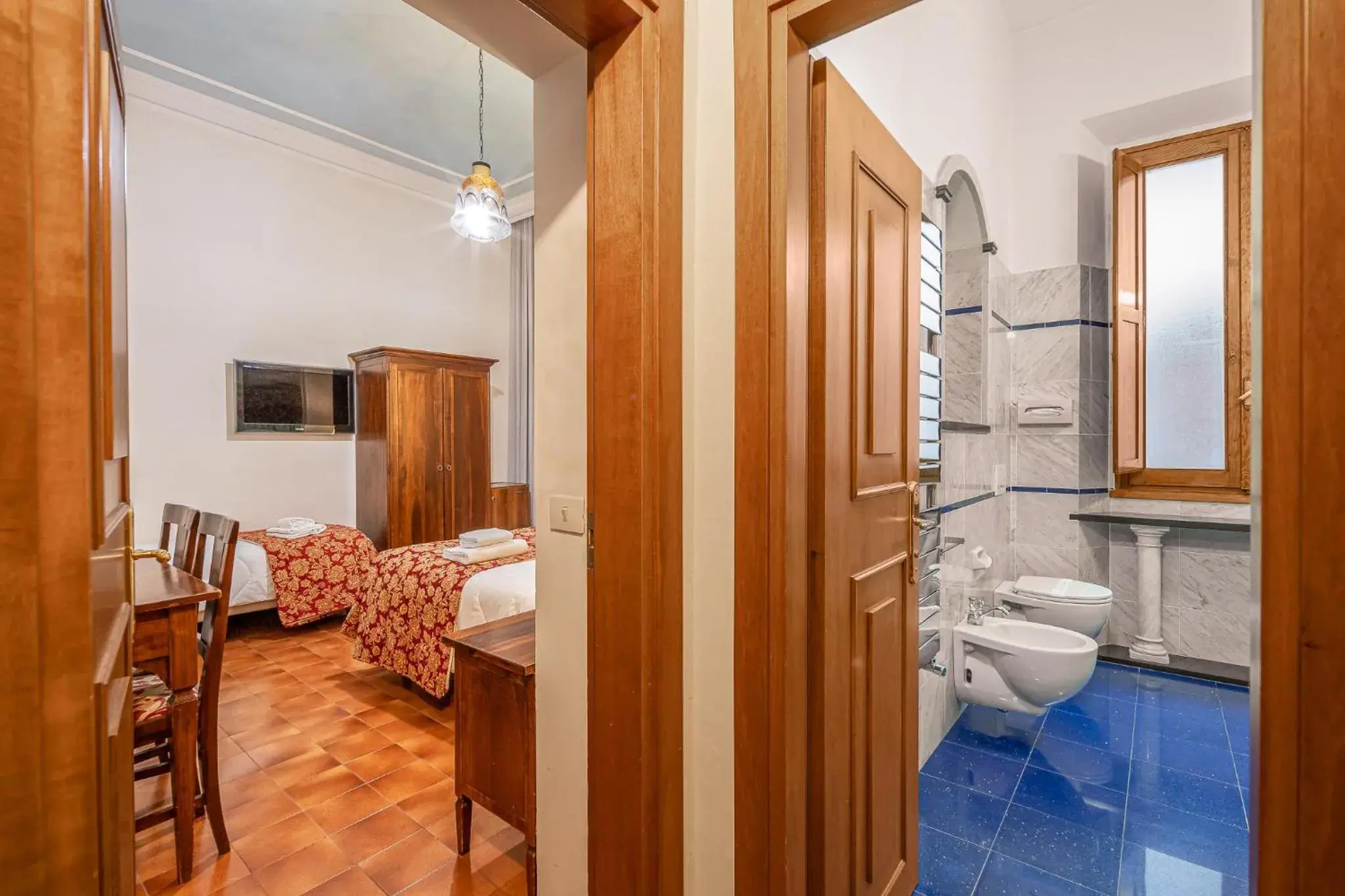 Shower, Bed in Hotel City Shower, Bed in Hotel City