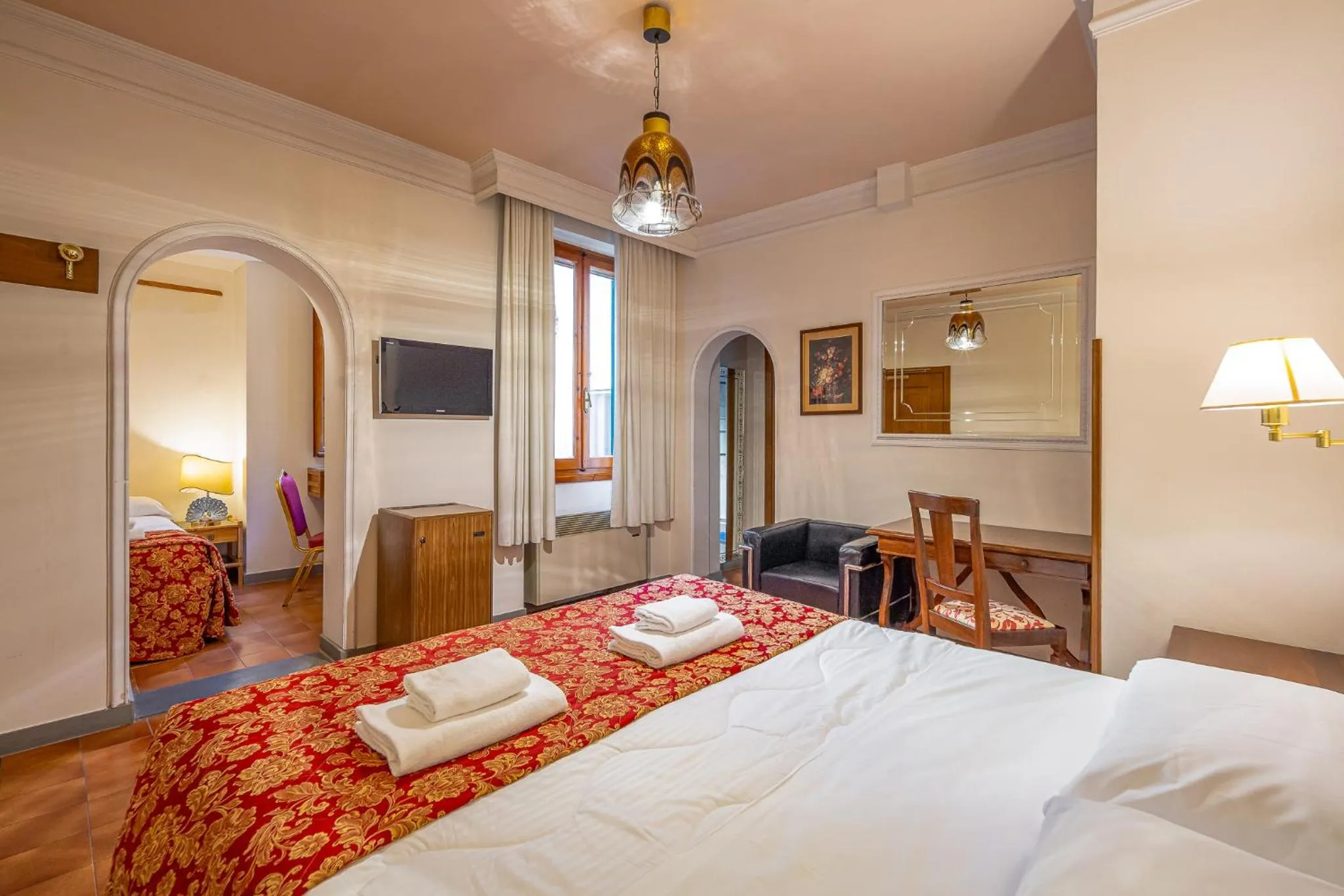 Photo of the whole room, Bed in Hotel City