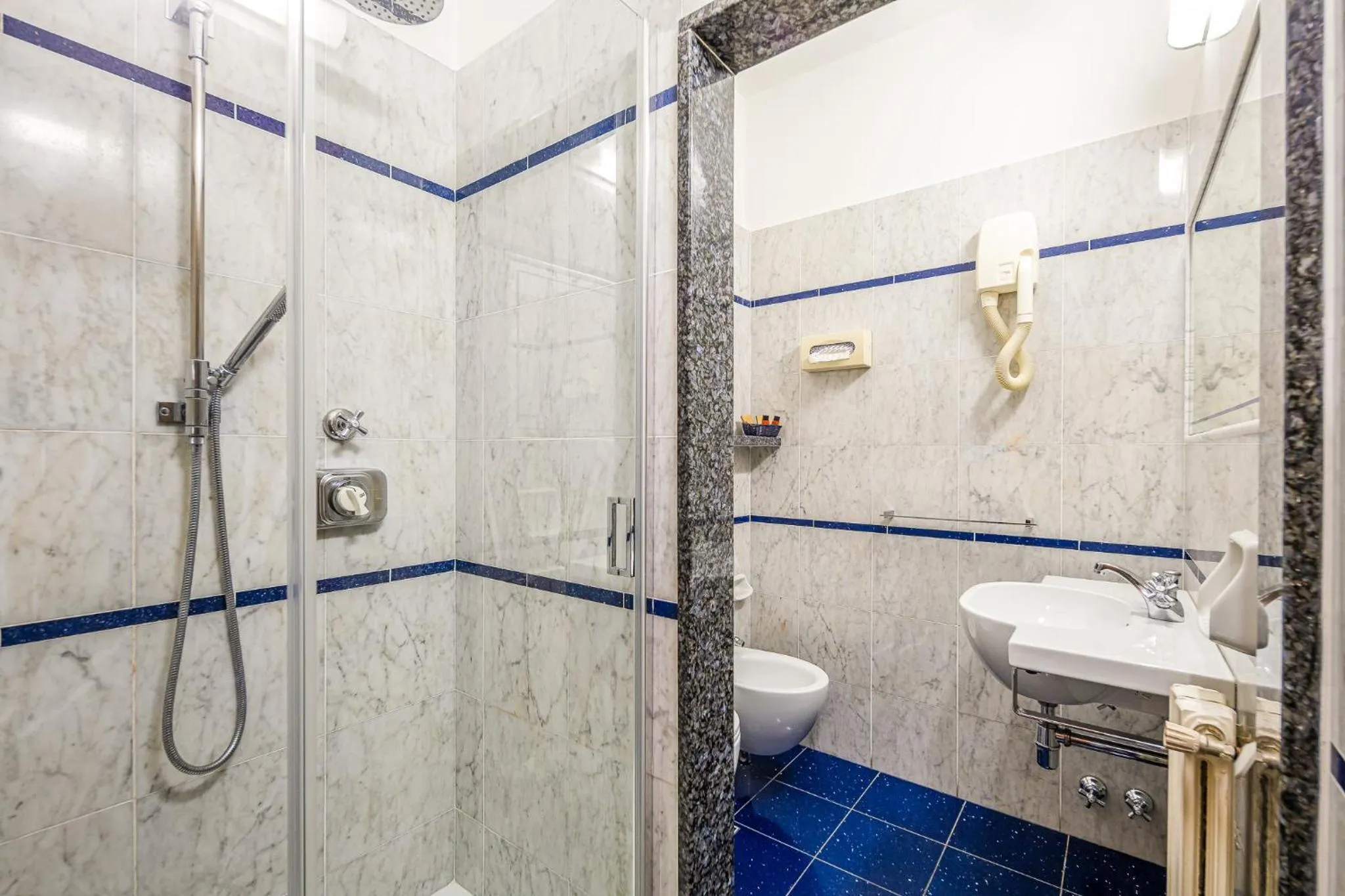 Shower in Hotel City