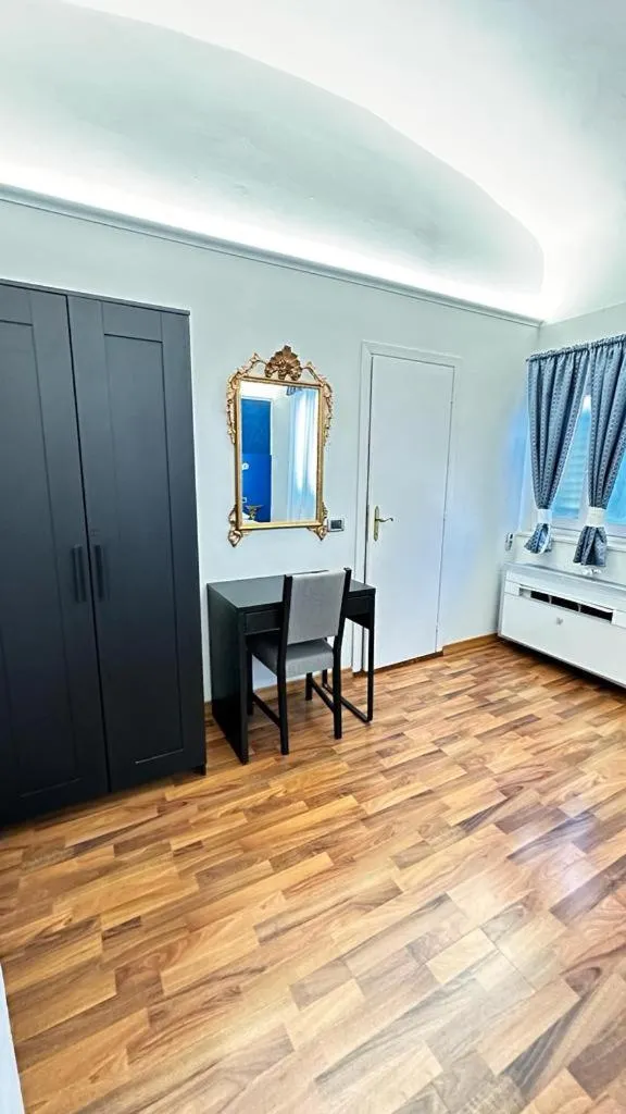 wardrobe, Bed in PICCOLO HOTEL Nel Centro Storico di Firenze