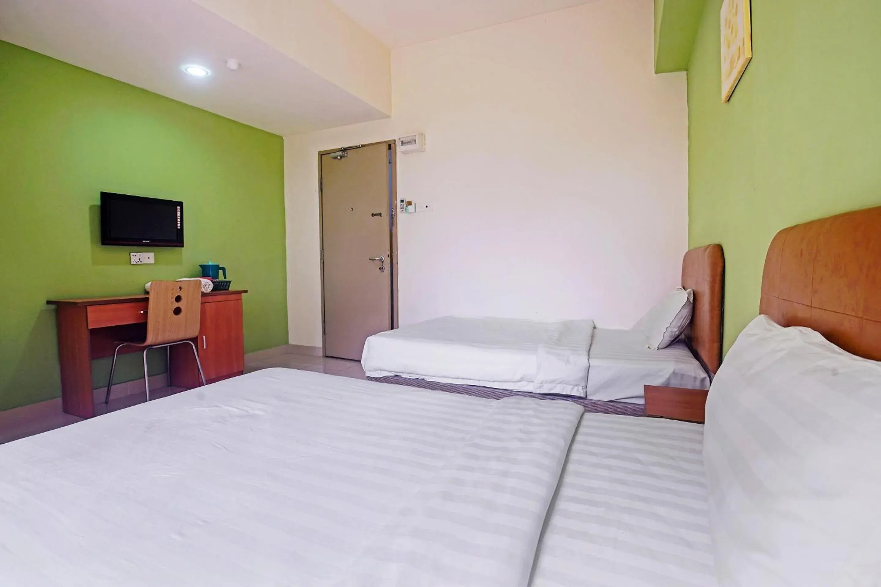 Deluxe Twin Room - single occupancy in Hotel O Night Queen salak Tinggi Deluxe Twin Room - single occupancy in Hotel O Night Queen salak Tinggi