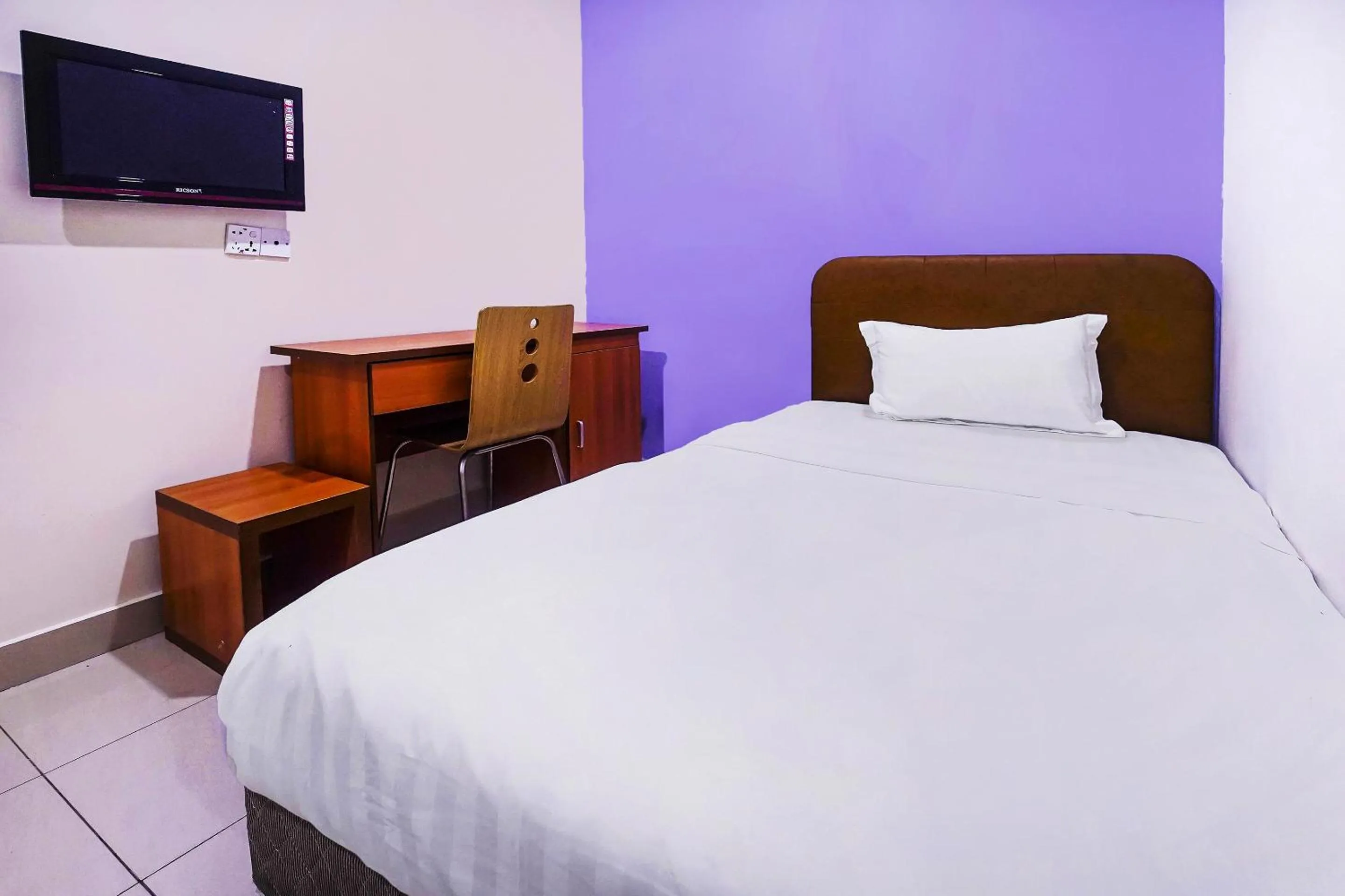 Bedroom, Bed in Hotel O Night Queen salak Tinggi