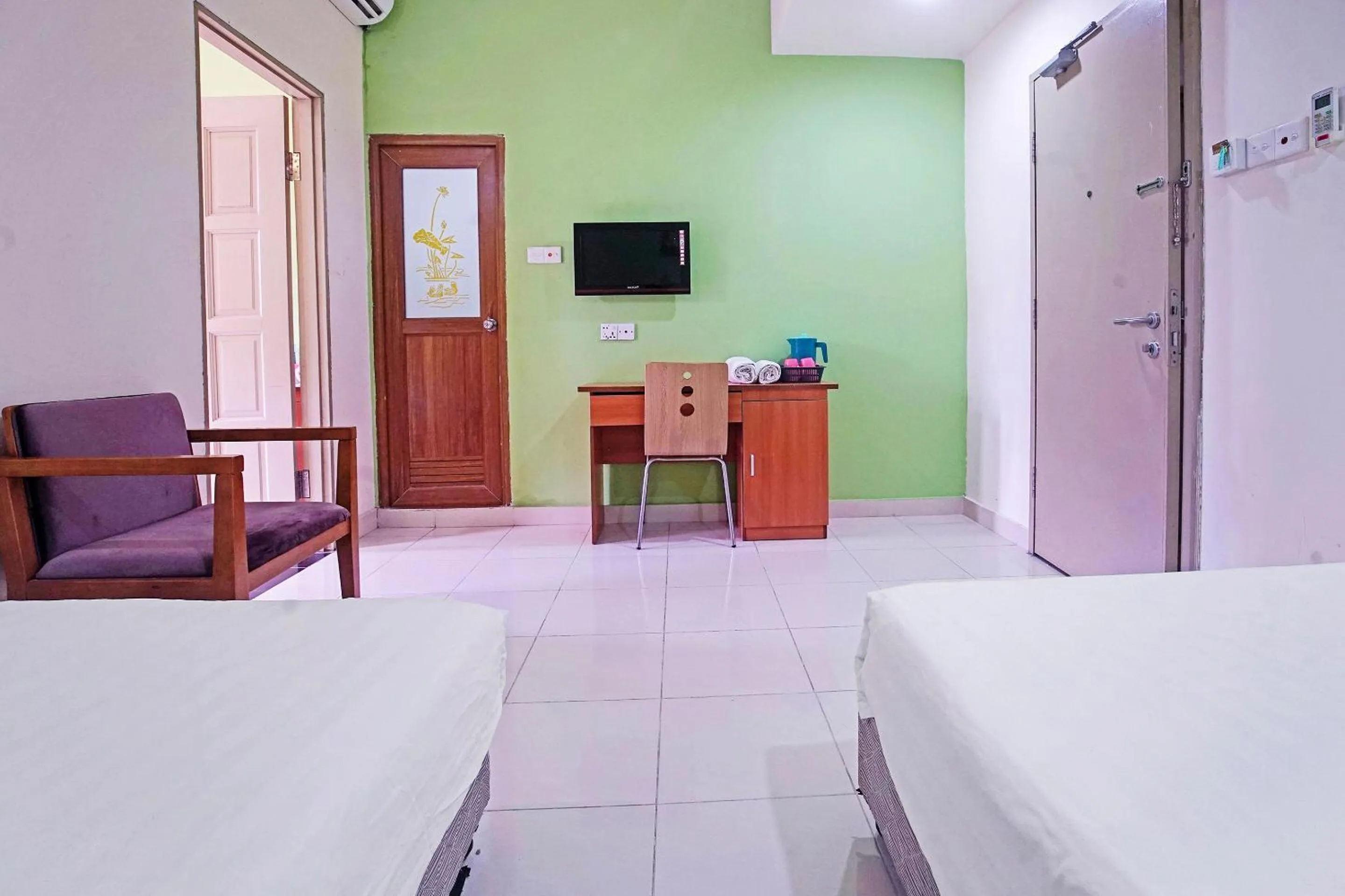 Bedroom, Bed in Hotel O Night Queen salak Tinggi