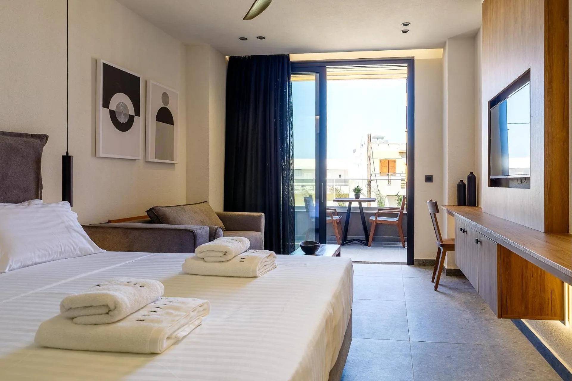 Balcony/Terrace, Bed in Utopia Luxury Suites