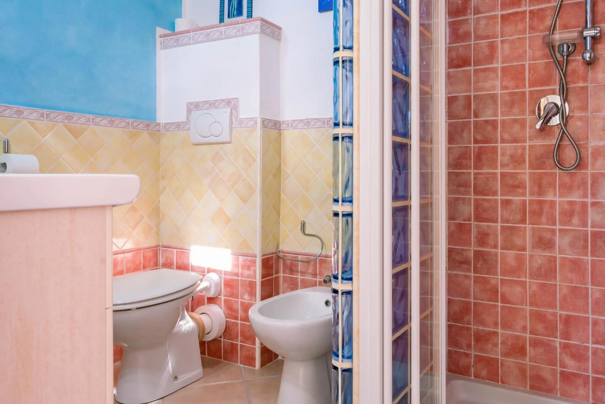 Bathroom in AFFITTACAMERE L'ARCOBALENO