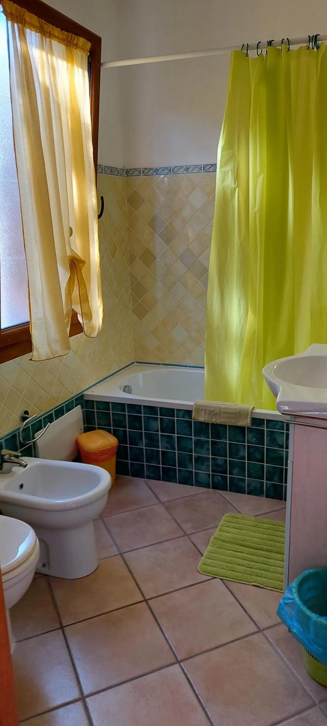 Bathroom in AFFITTACAMERE L'ARCOBALENO
