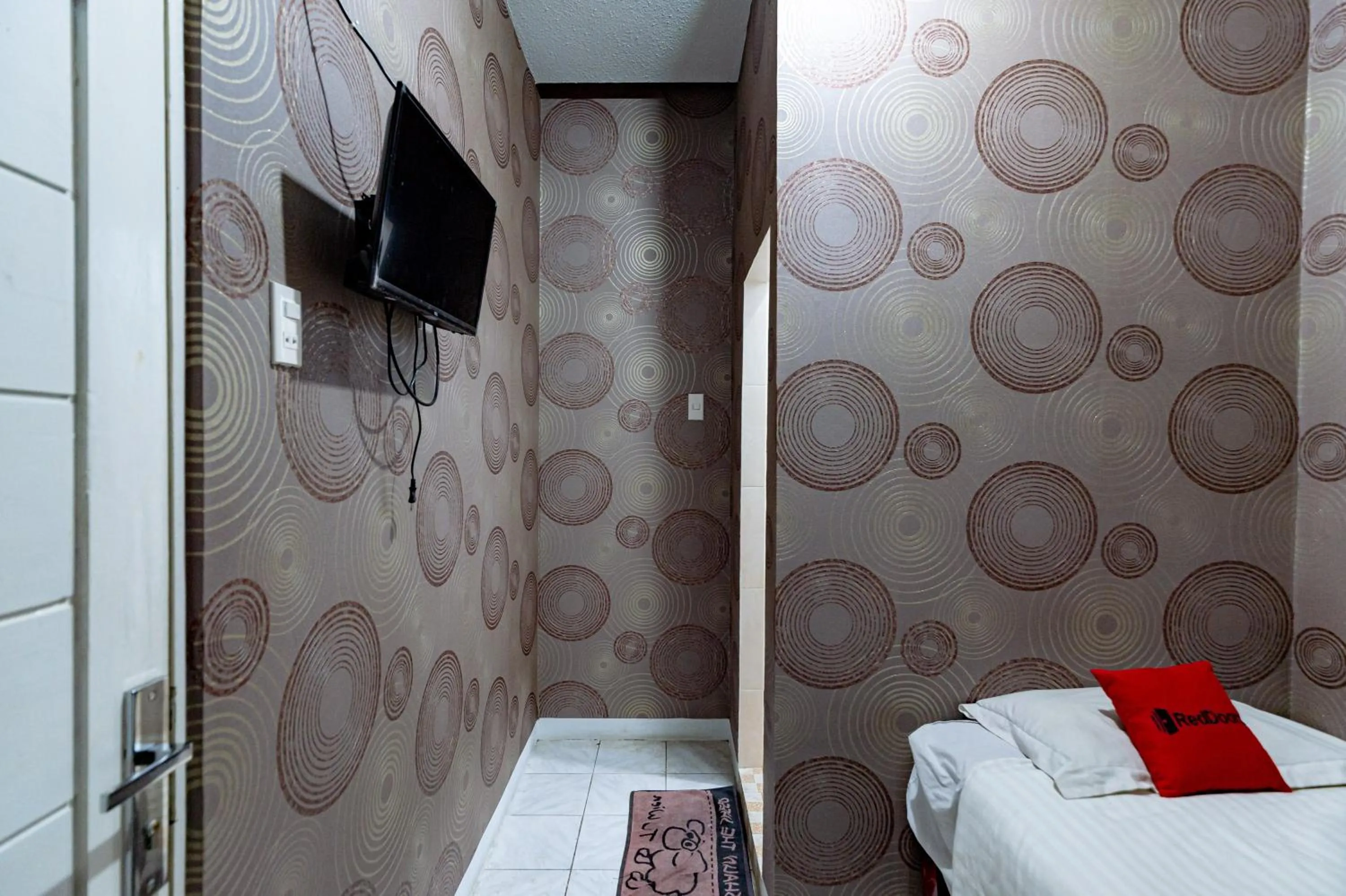 Bed in RedDoorz Near RSUD Dr Pringadi Medan 3