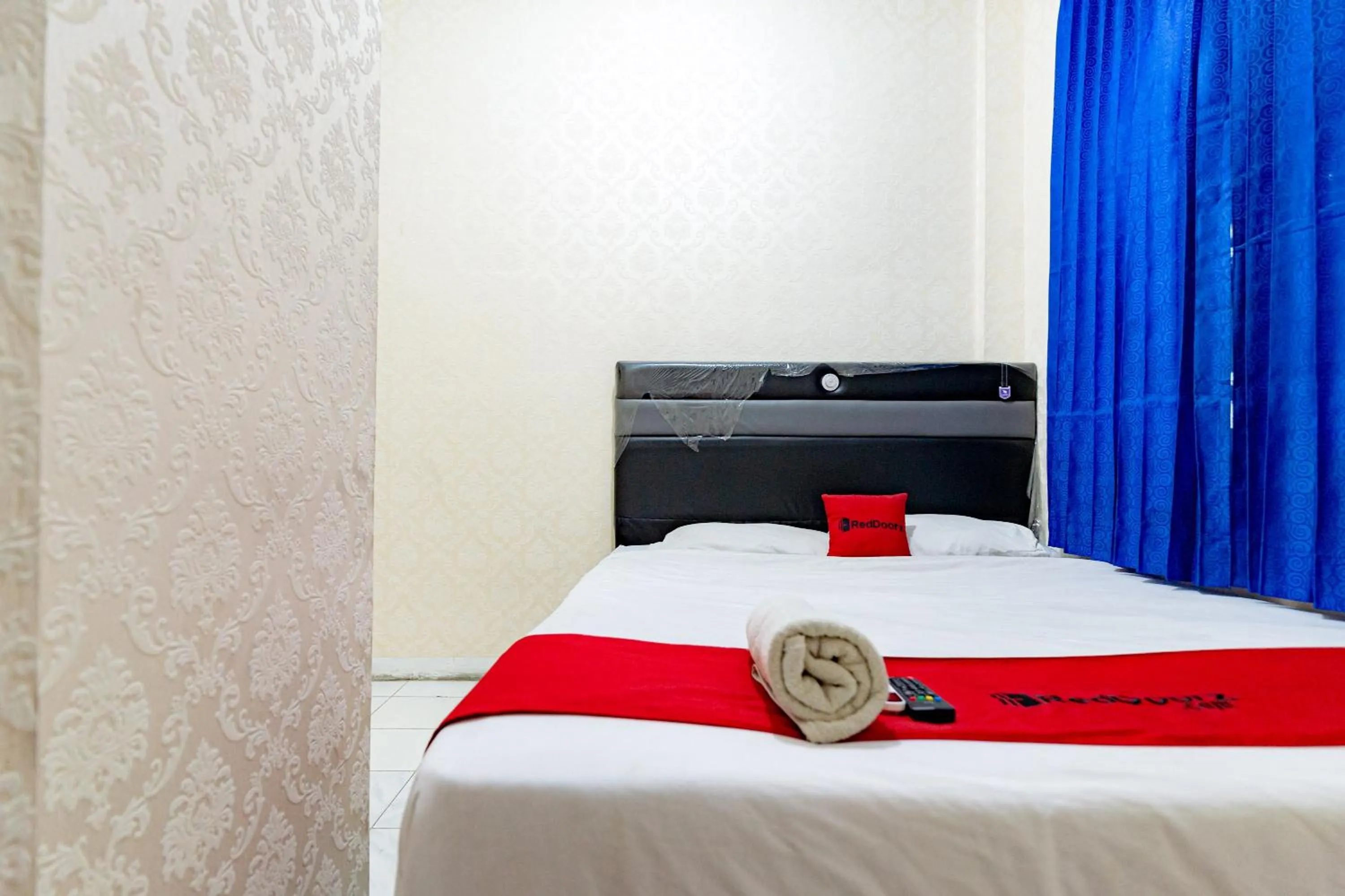Bed in RedDoorz Near RSUD Dr Pringadi Medan 3