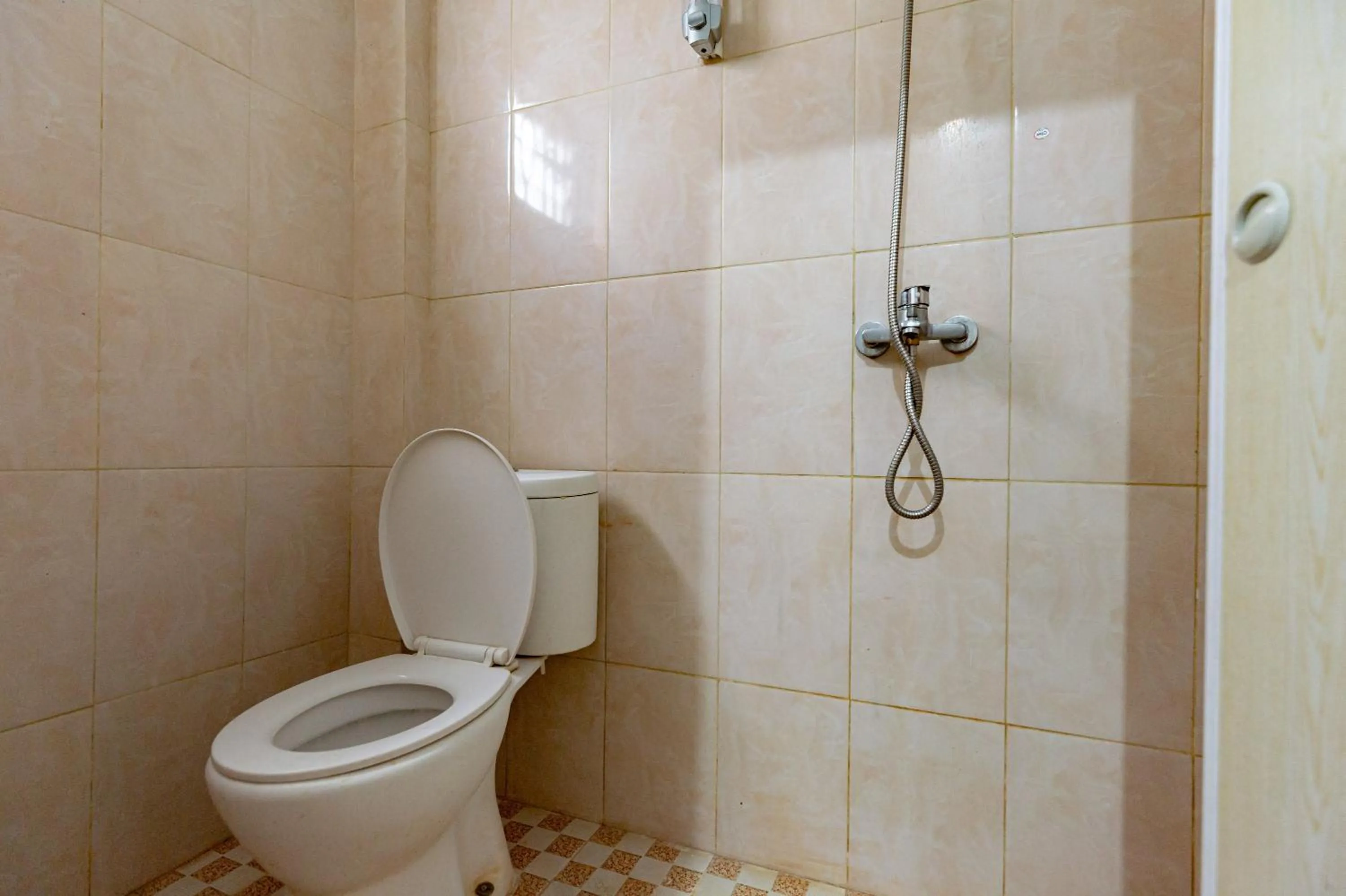 Shower in RedDoorz Near RSUD Dr Pringadi Medan 3