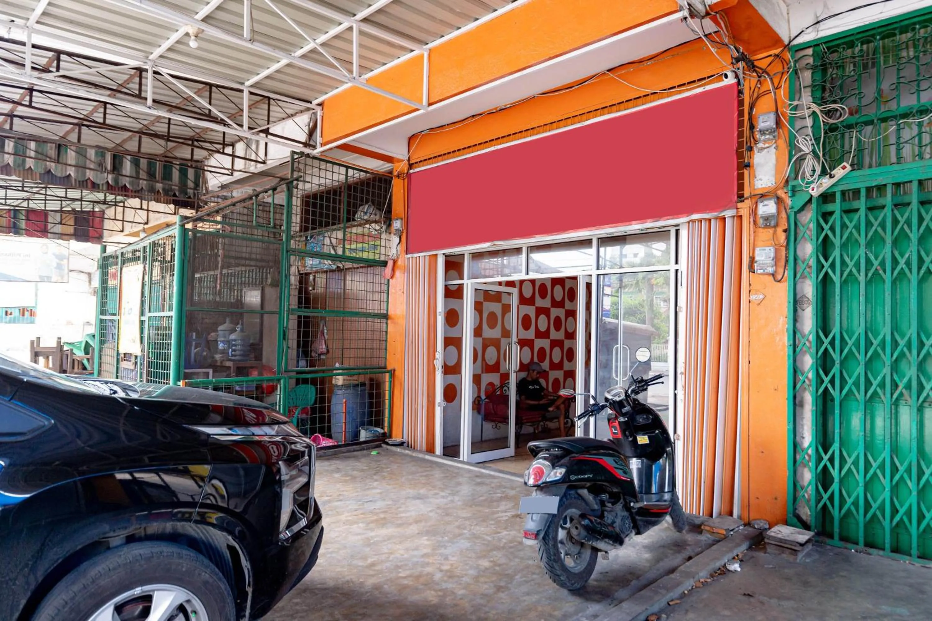 Parking in RedDoorz Near RSUD Dr Pringadi Medan 3