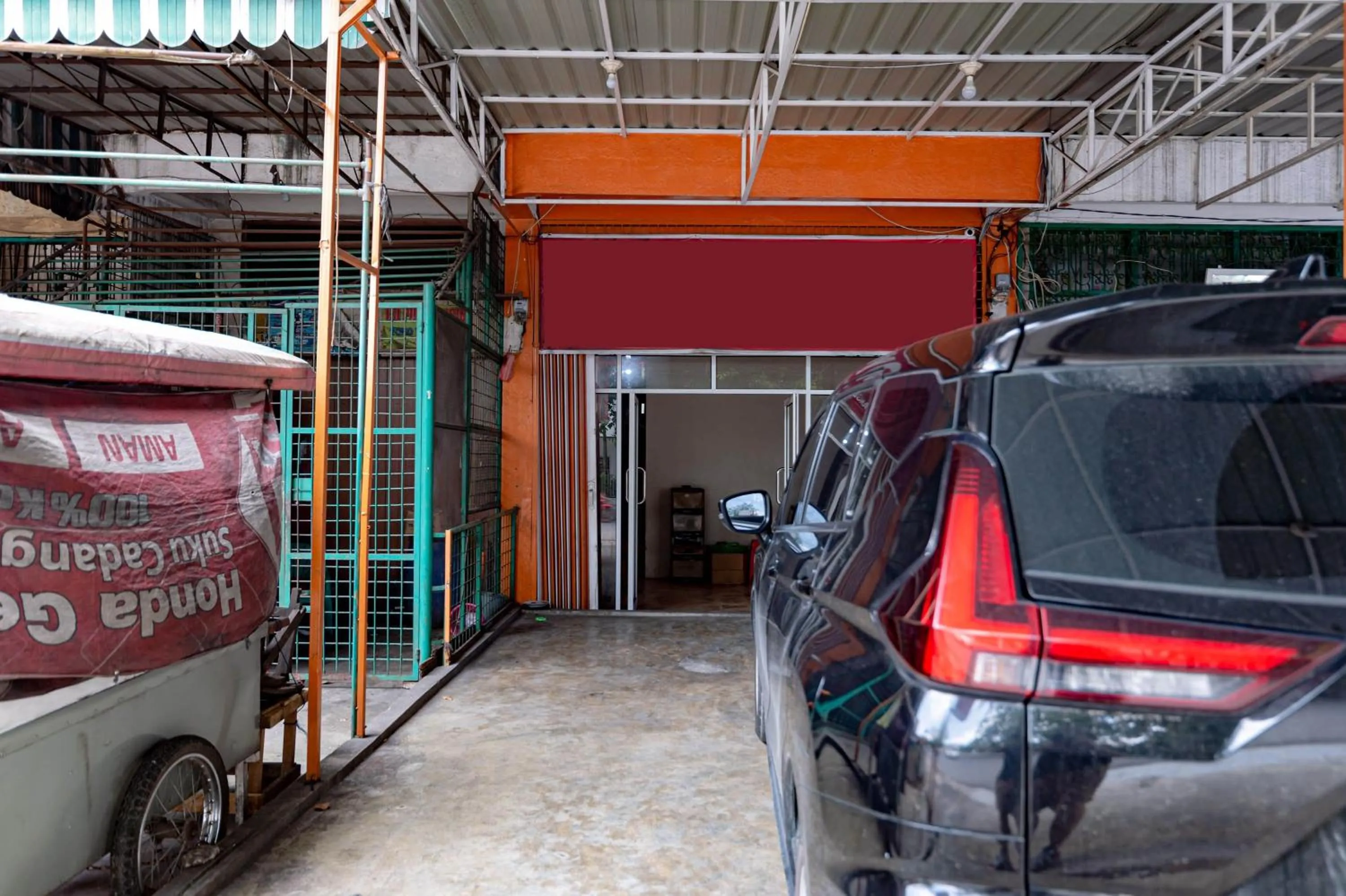 Parking in RedDoorz Near RSUD Dr Pringadi Medan 3