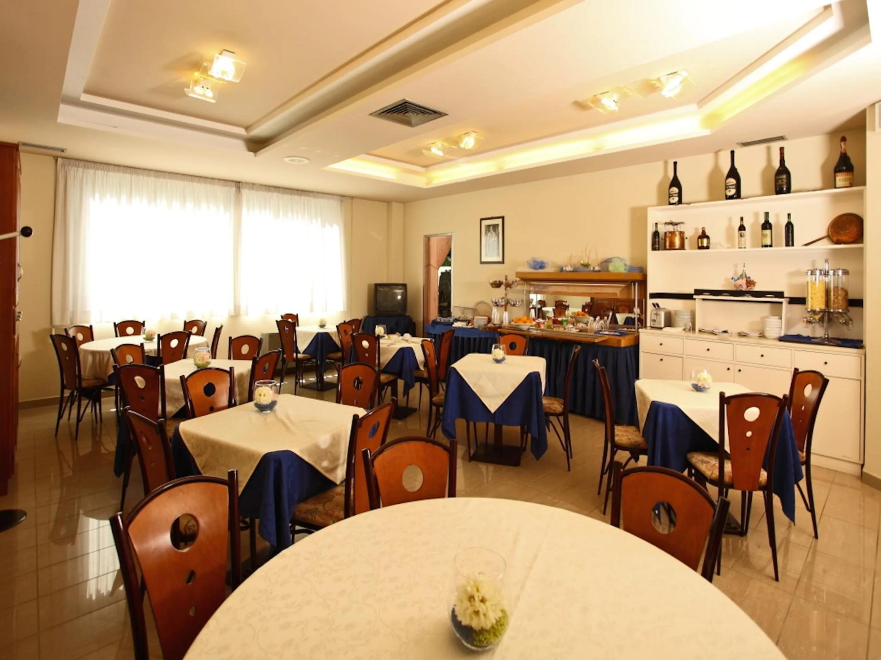 Restaurant/places to eat in Euro Hotel