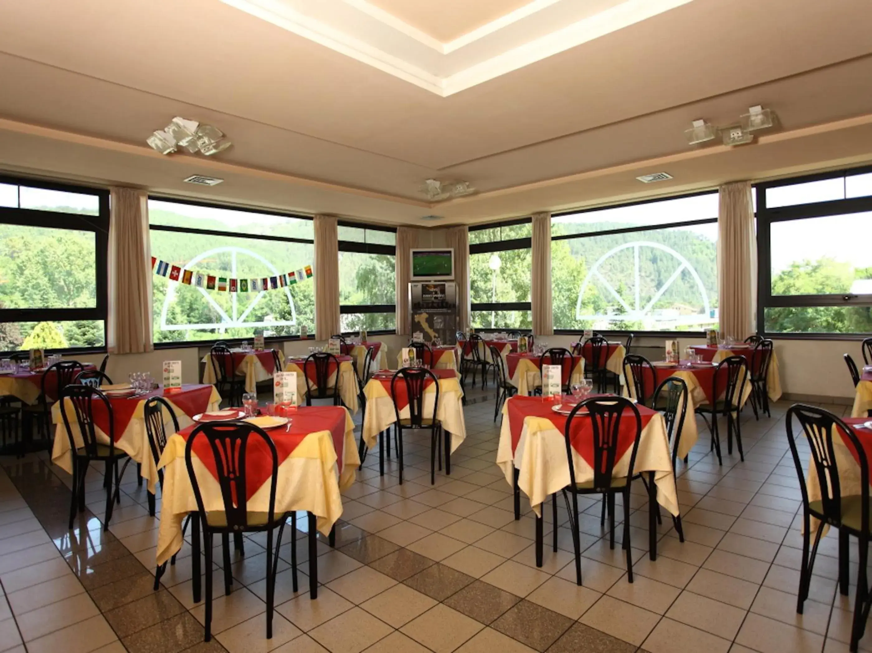 Restaurant/places to eat in Euro Hotel Restaurant/places to eat in Euro Hotel