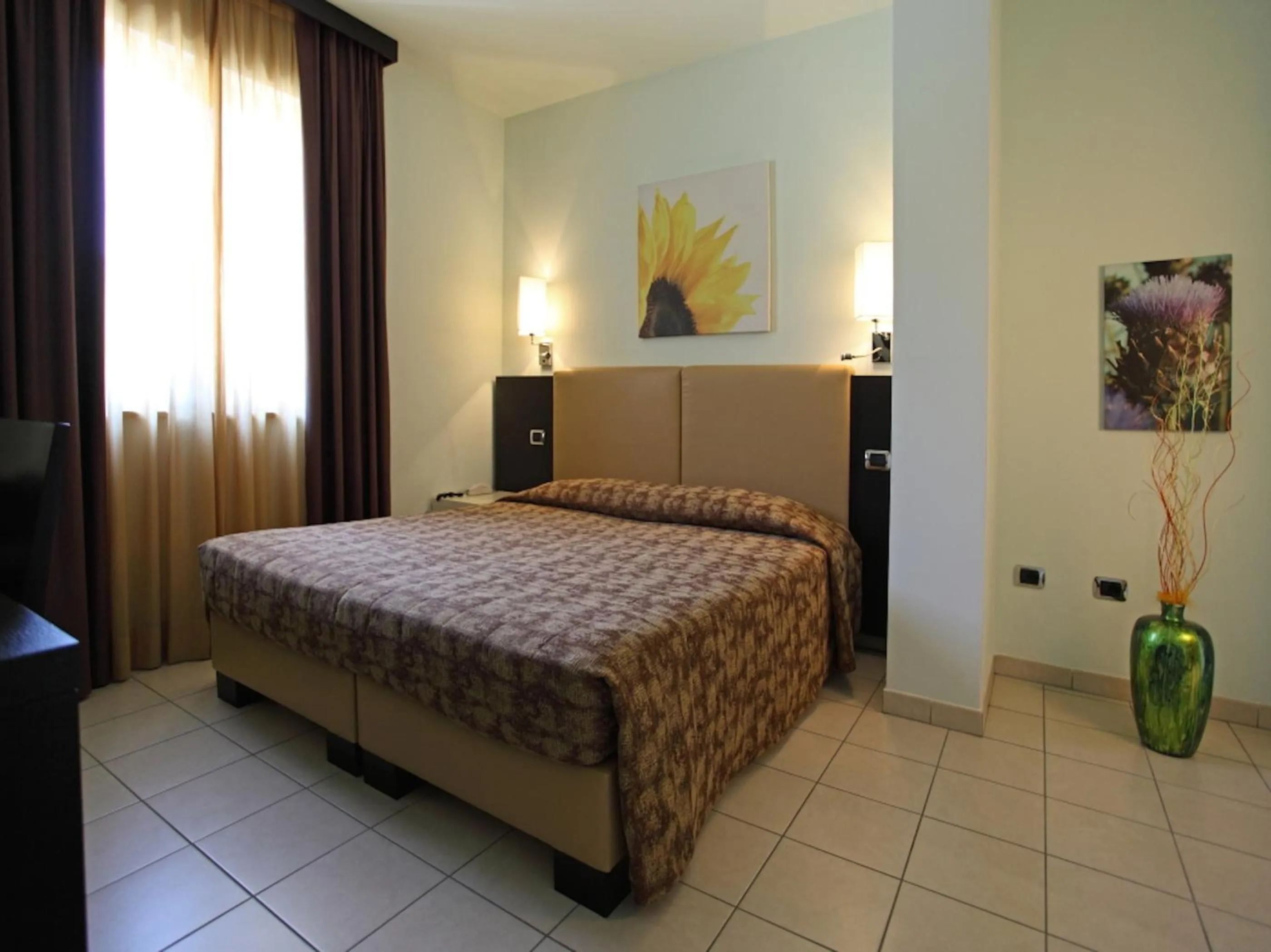 Bedroom, Bed in Euro Hotel