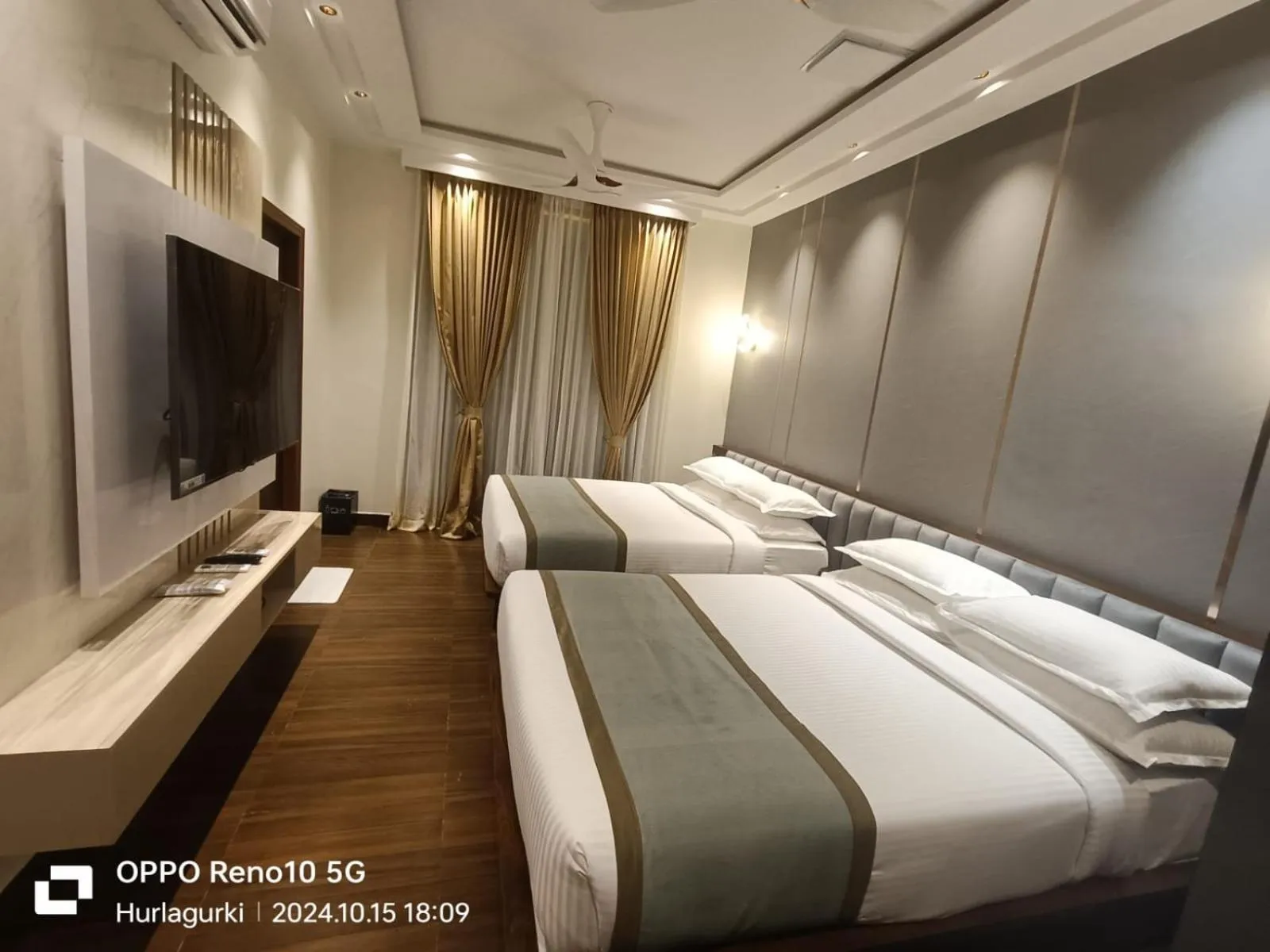 Bed in SILVER CLOUD