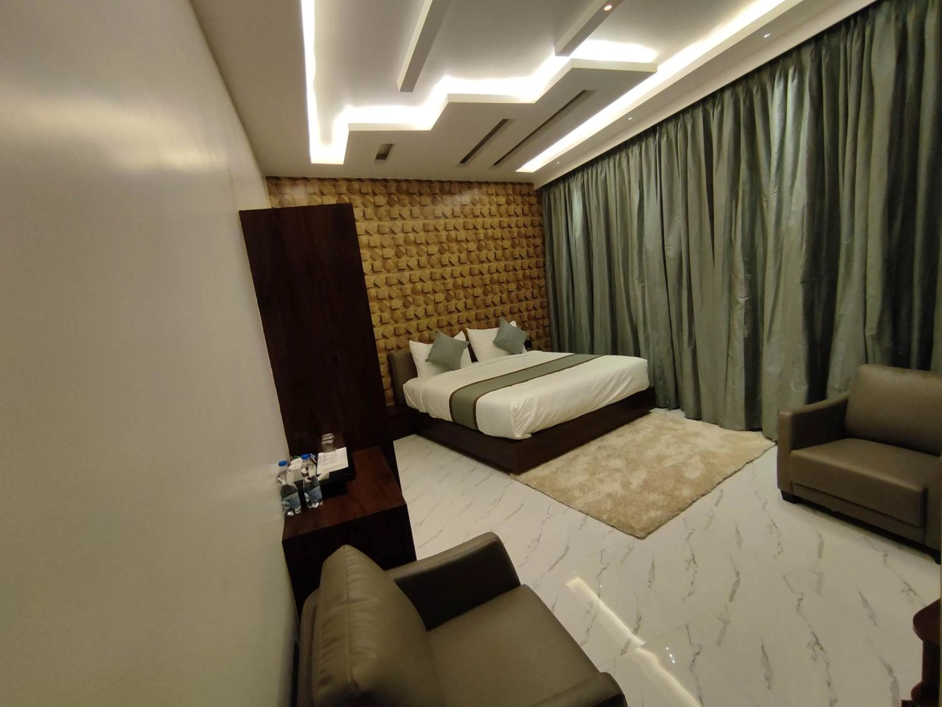 Photo of the whole room, Bed in SILVER CLOUD