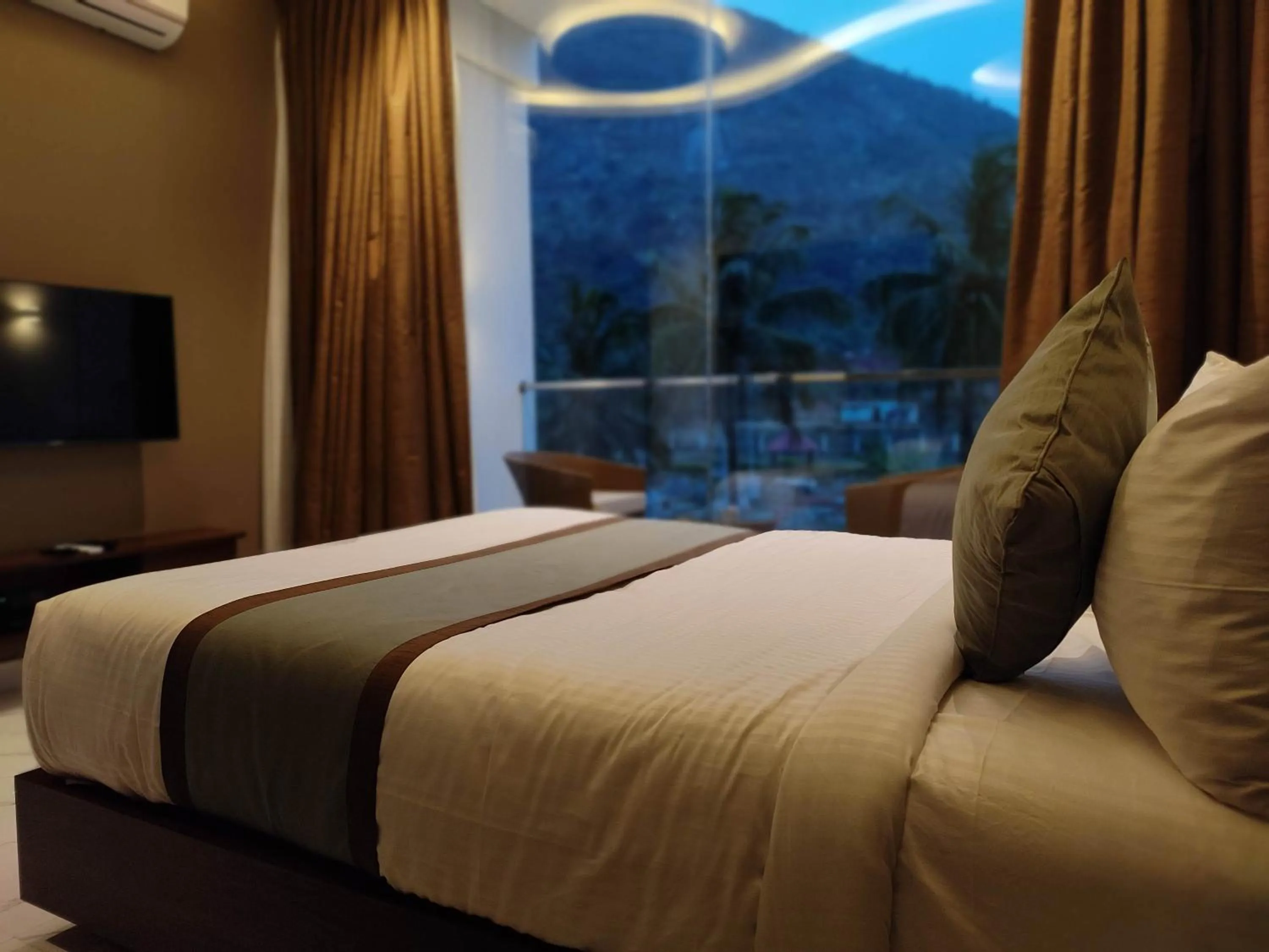 Mountain view, Bed in SILVER CLOUD