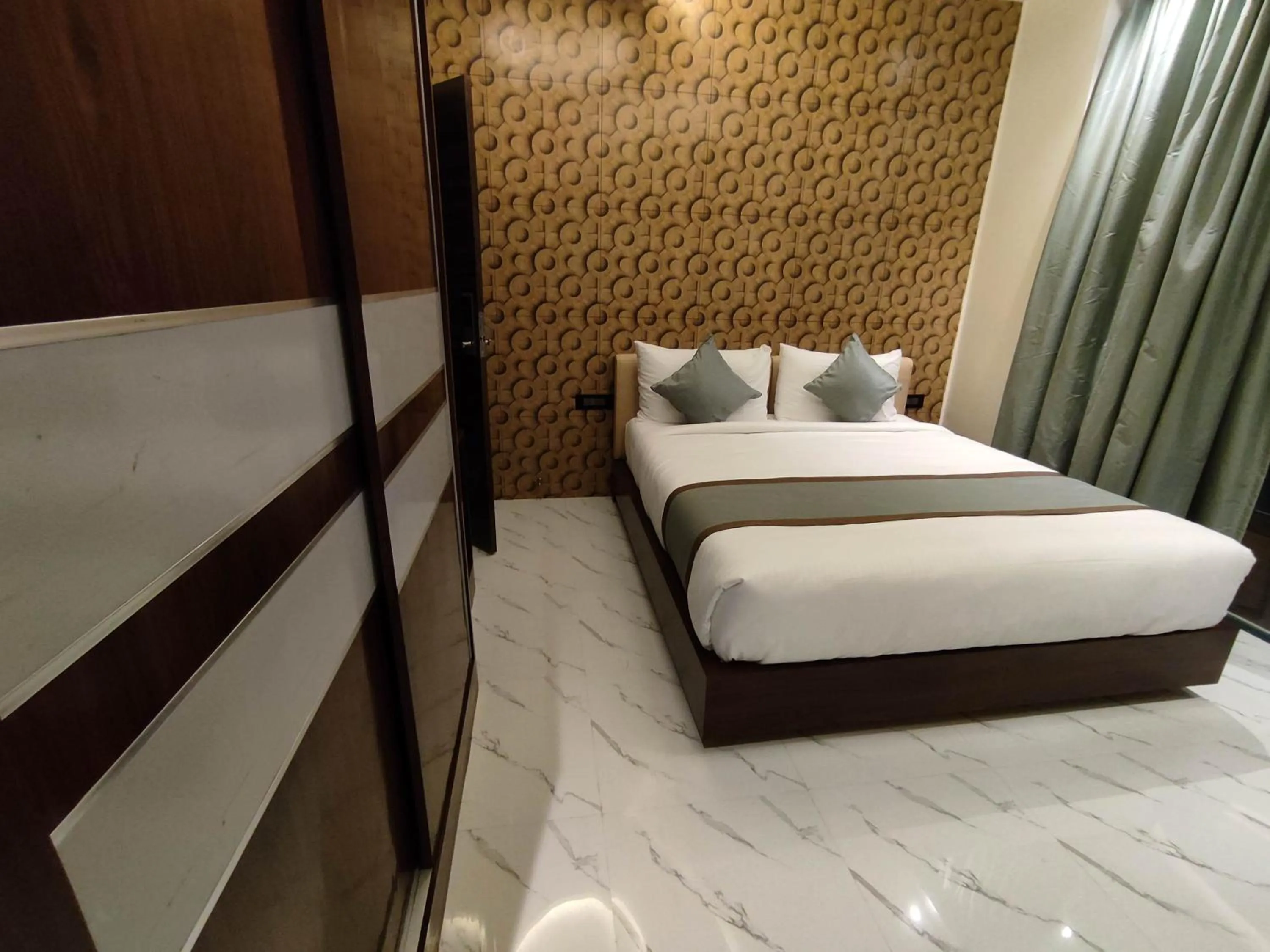 Bed in SILVER CLOUD