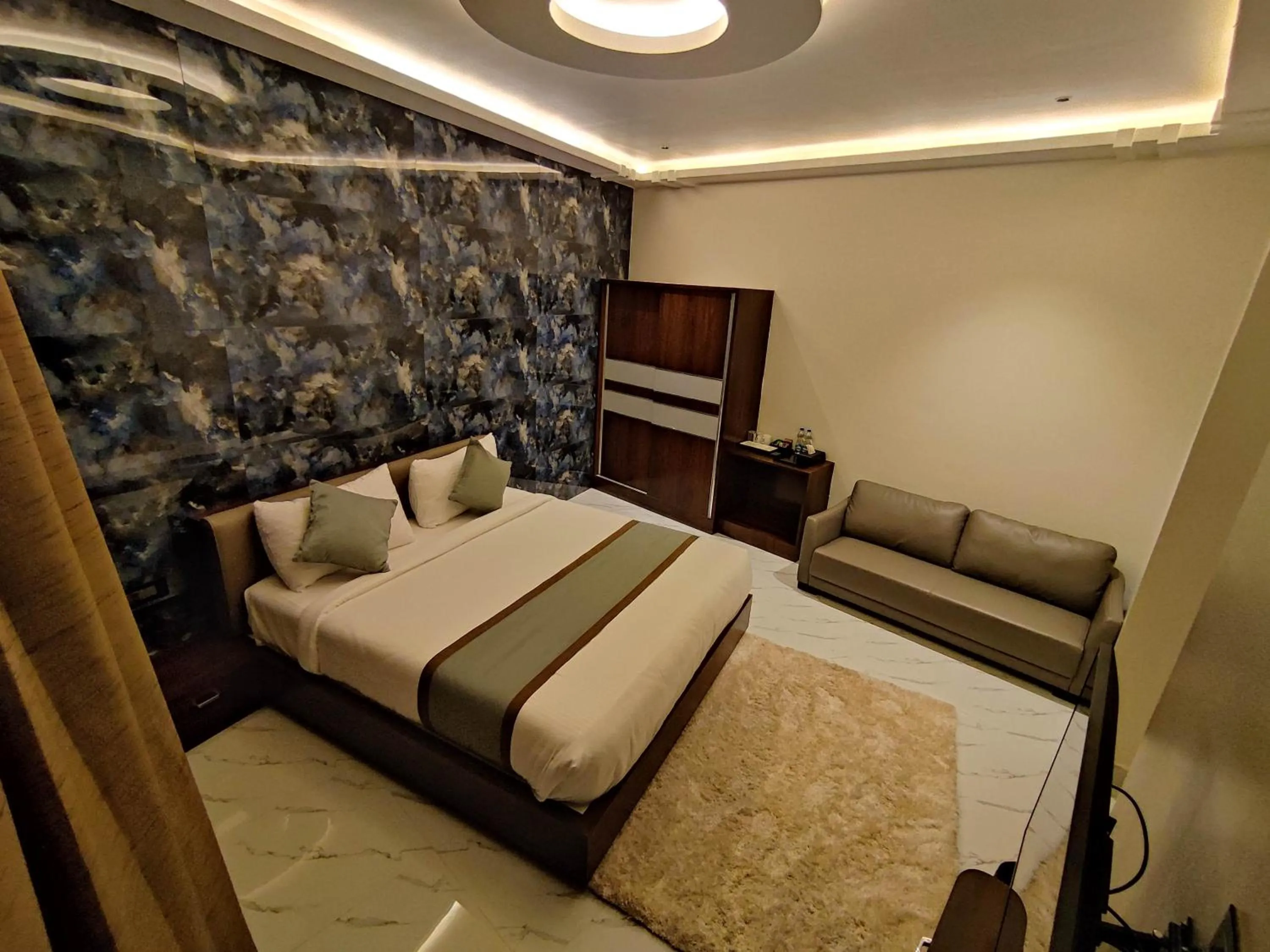 Bedroom, Bed in SILVER CLOUD