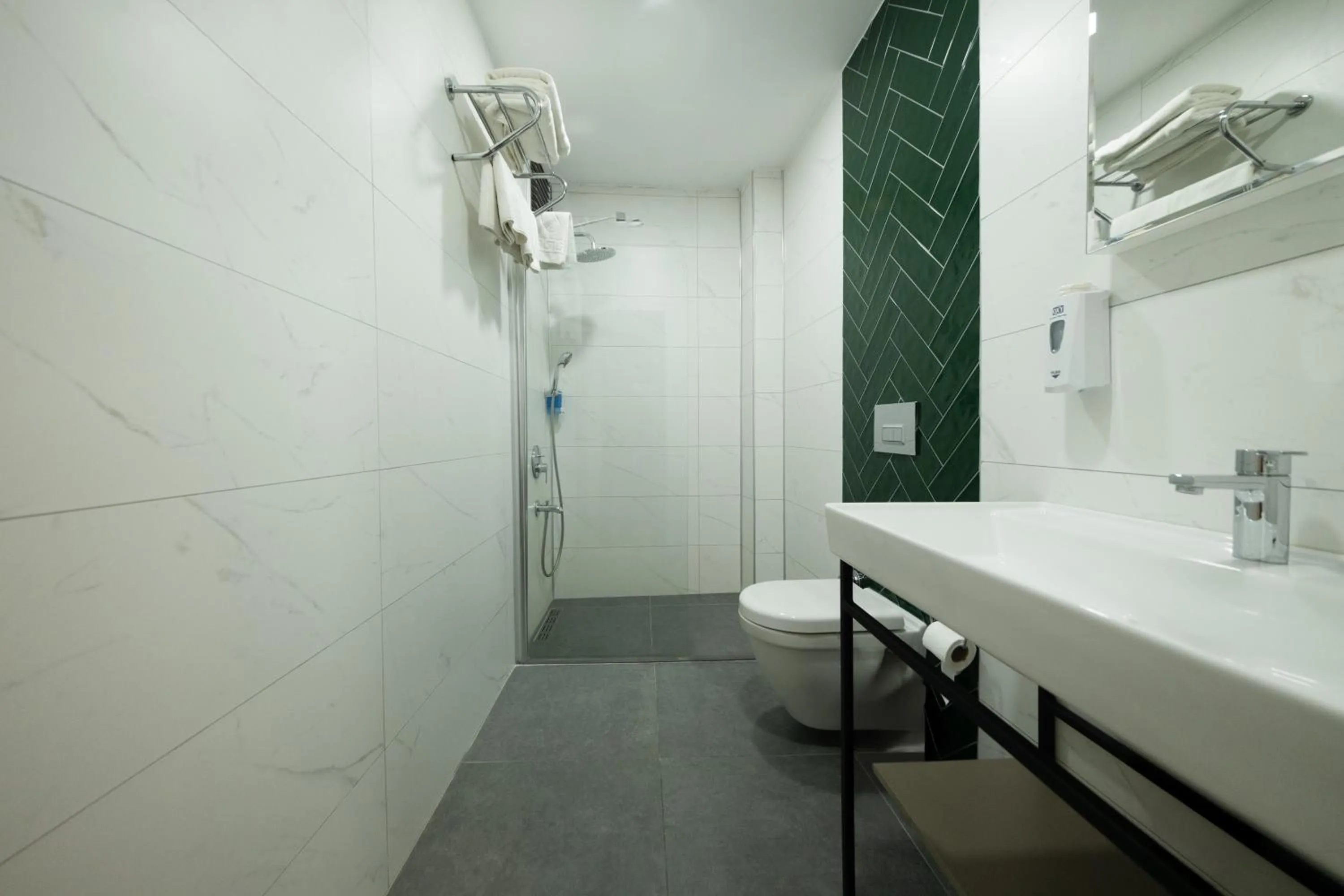 Shower in Polek Hotel