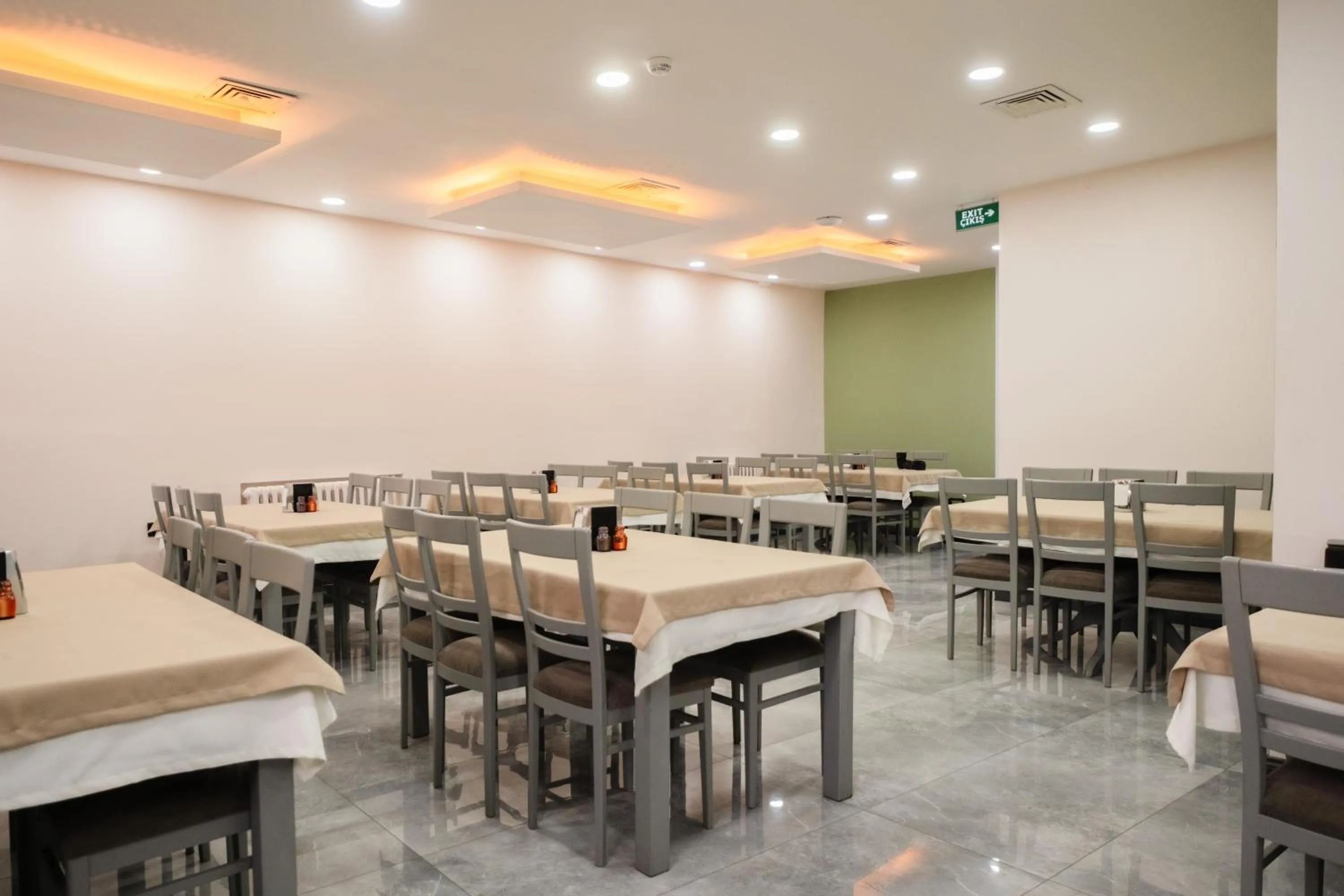 Restaurant/places to eat in Polek Hotel