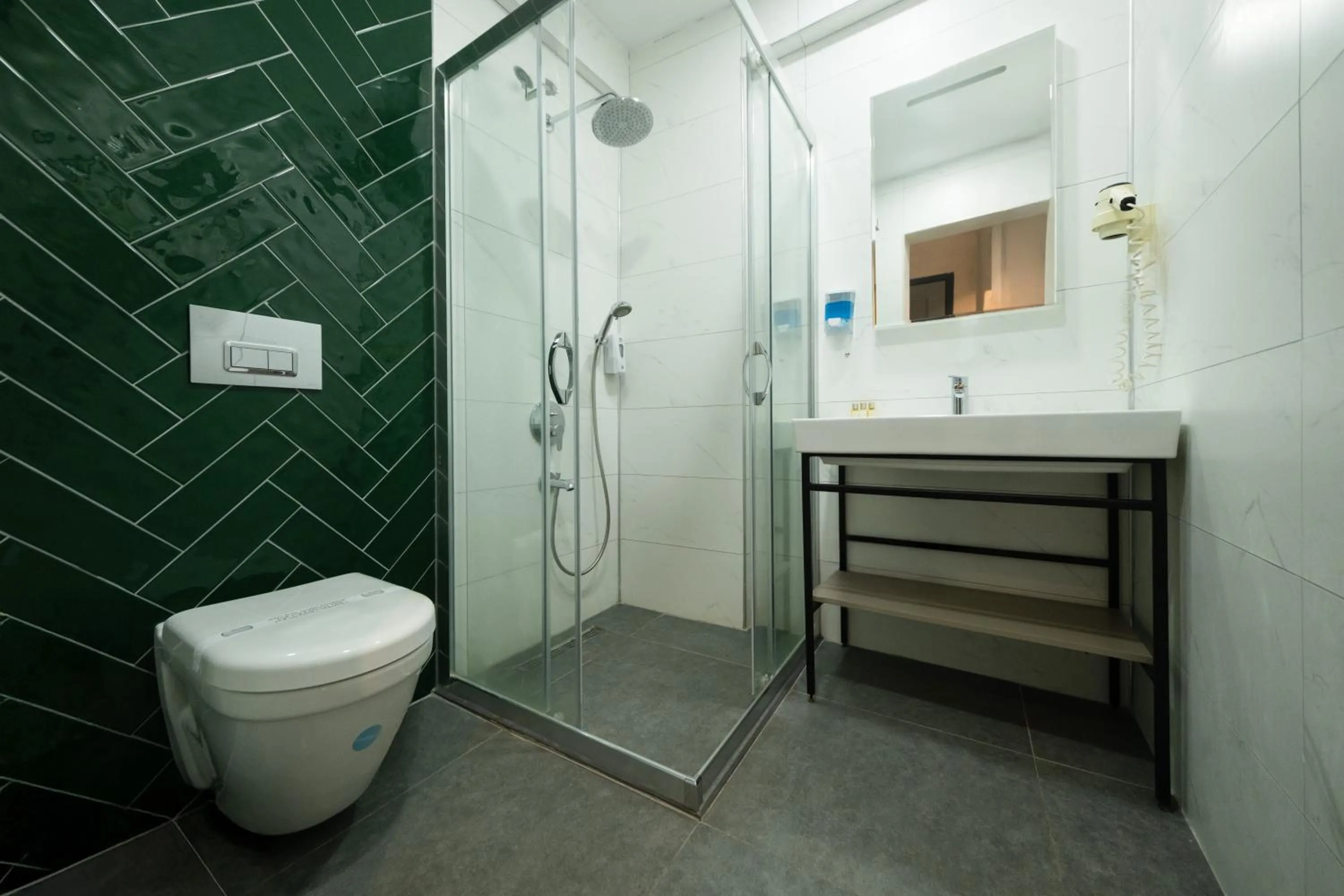 Shower in Polek Hotel