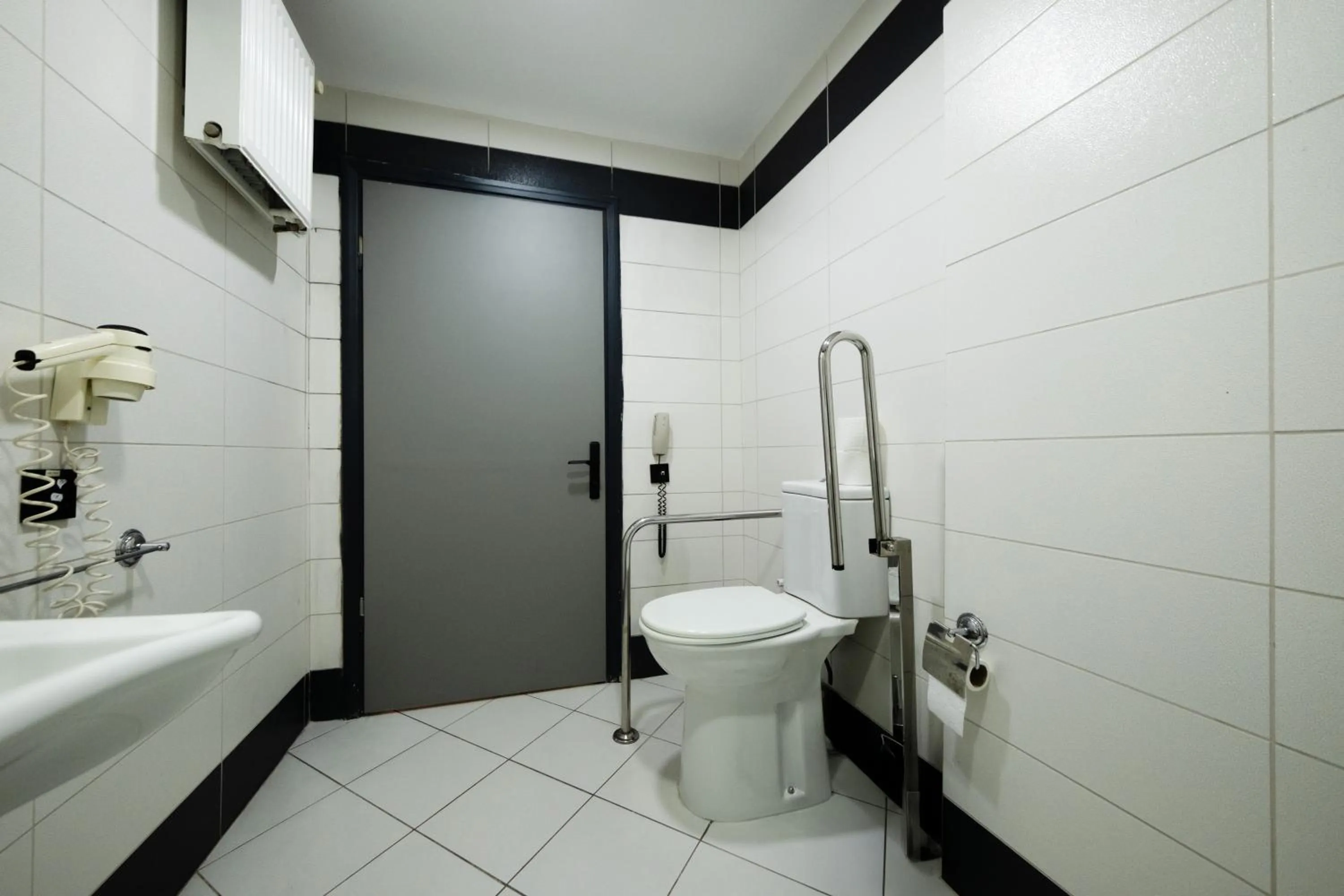 Shower in Polek Hotel