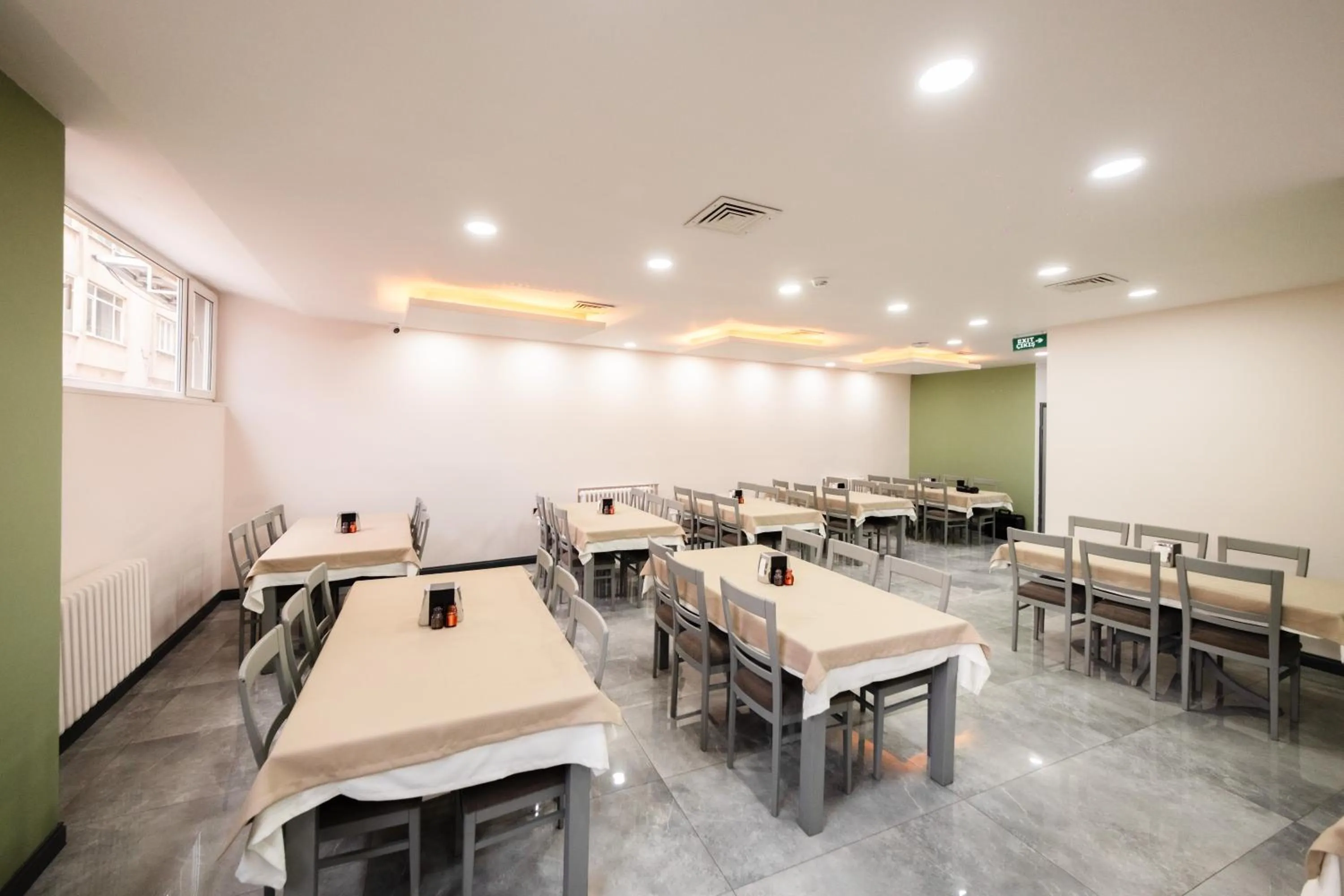 Restaurant/places to eat in Polek Hotel