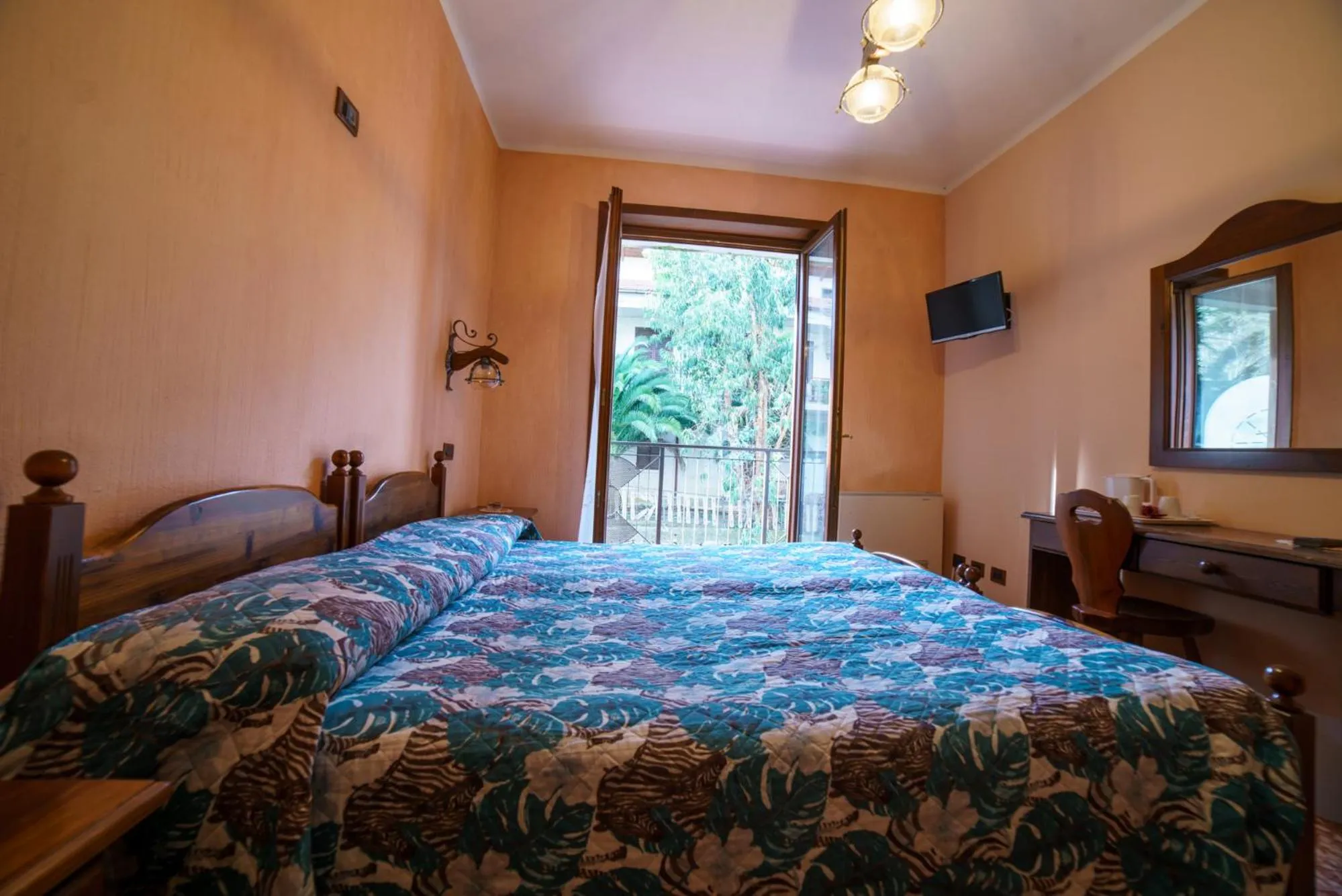 Swimming pool, Bed in Hotel Lago Bin