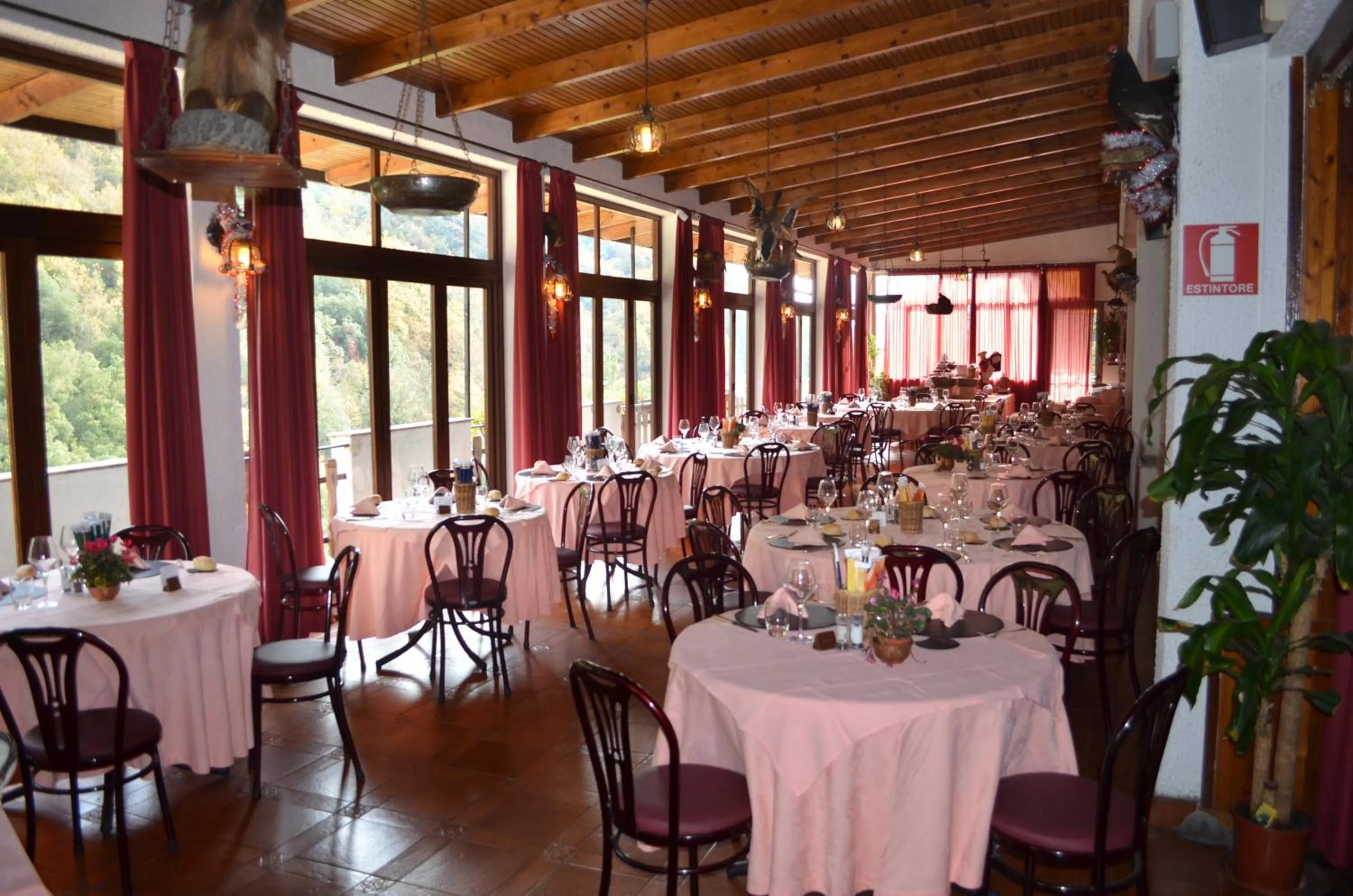 Dining area in Hotel Lago Bin
