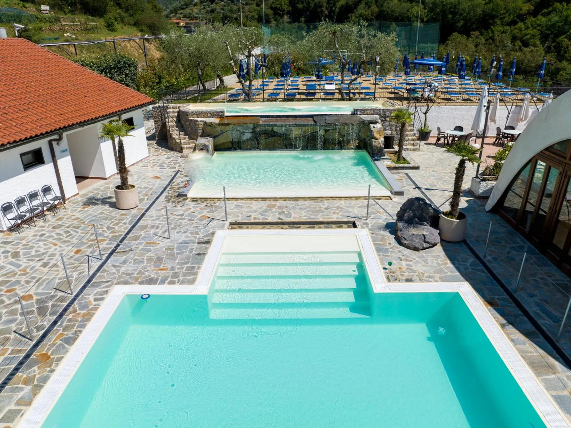 Swimming pool in Hotel Lago Bin