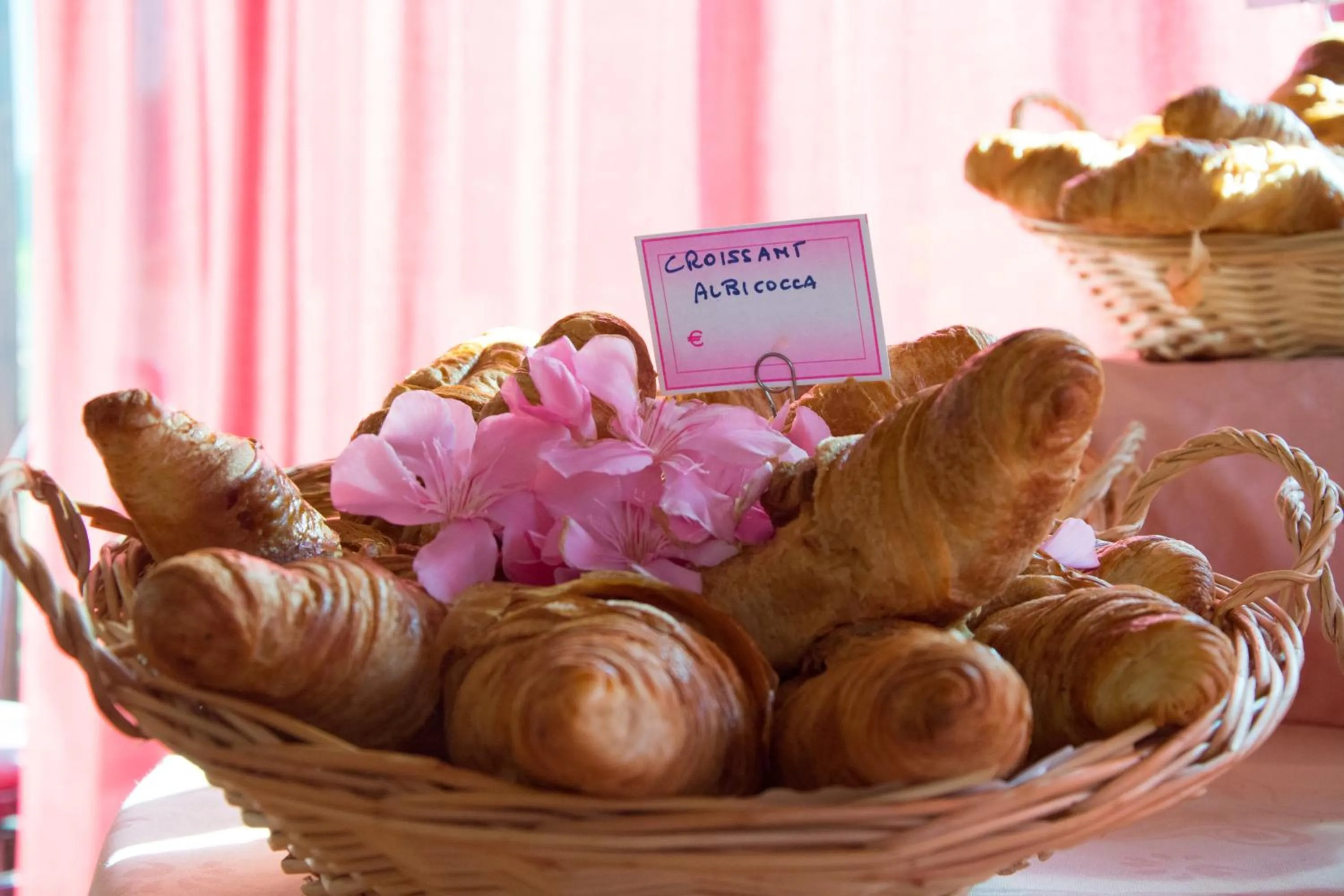 Breakfast in Hotel Lago Bin
