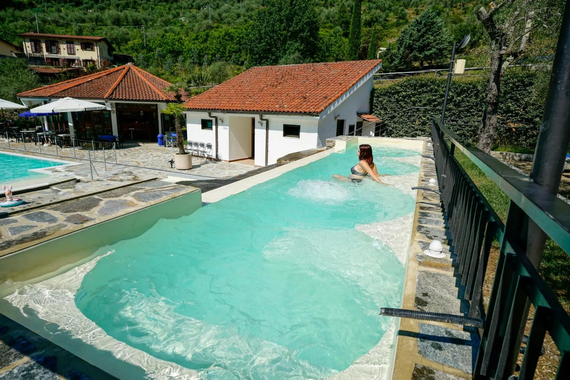 Swimming pool in Hotel Lago Bin