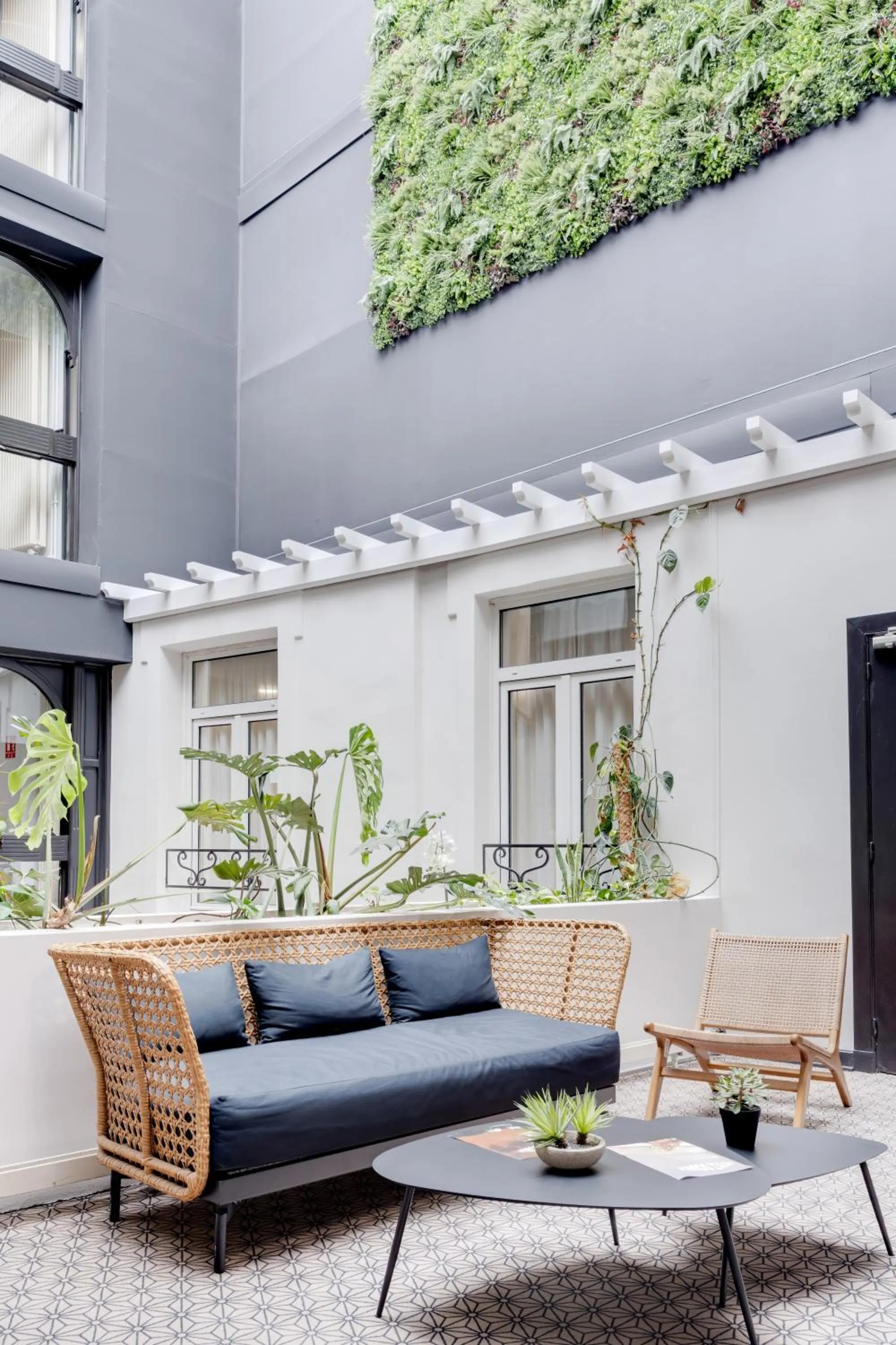 Patio in Best Western Plus Le Picardy