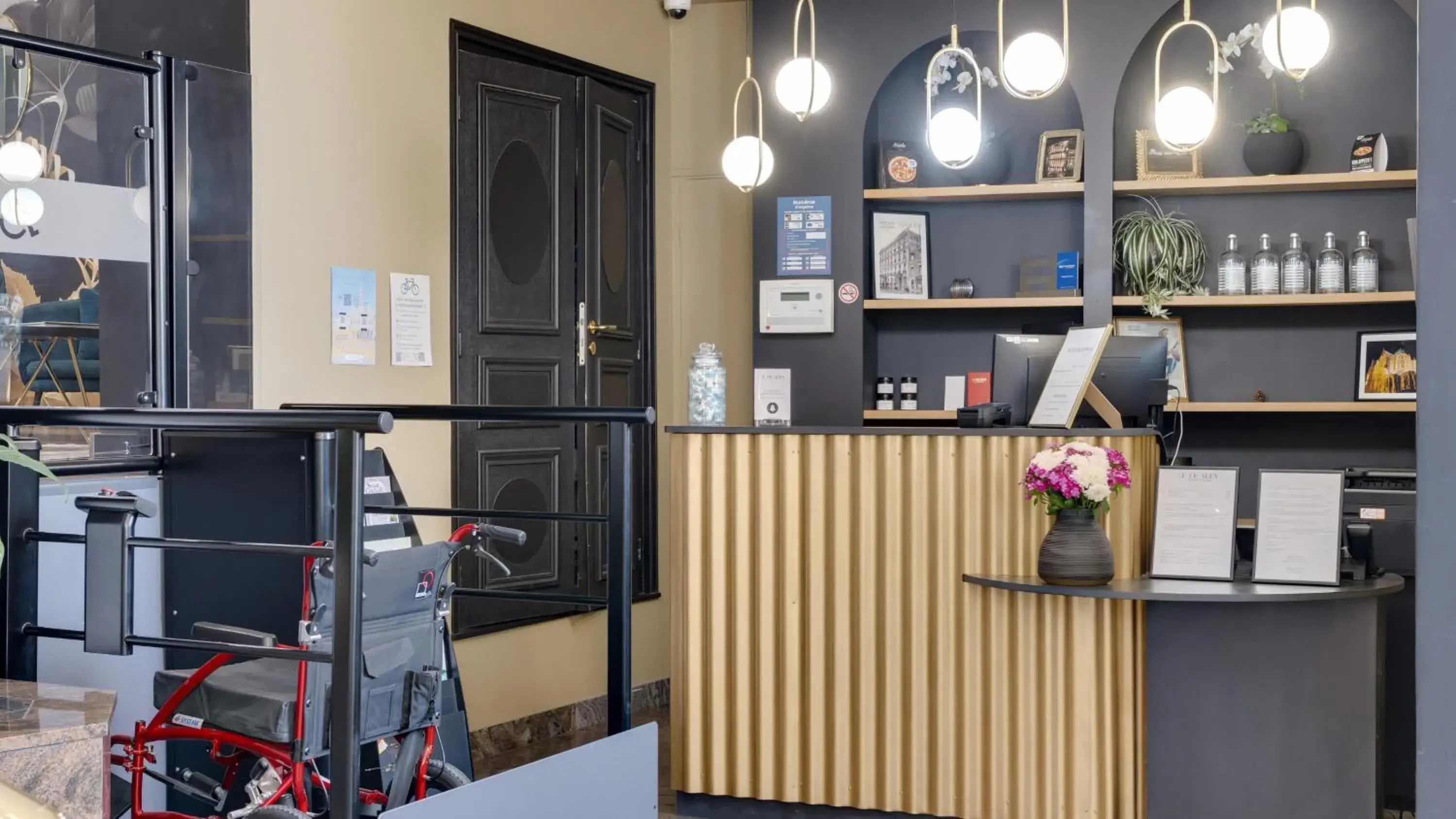 Lobby or reception in Best Western Plus Le Picardy Lobby or reception in Best Western Plus Le Picardy